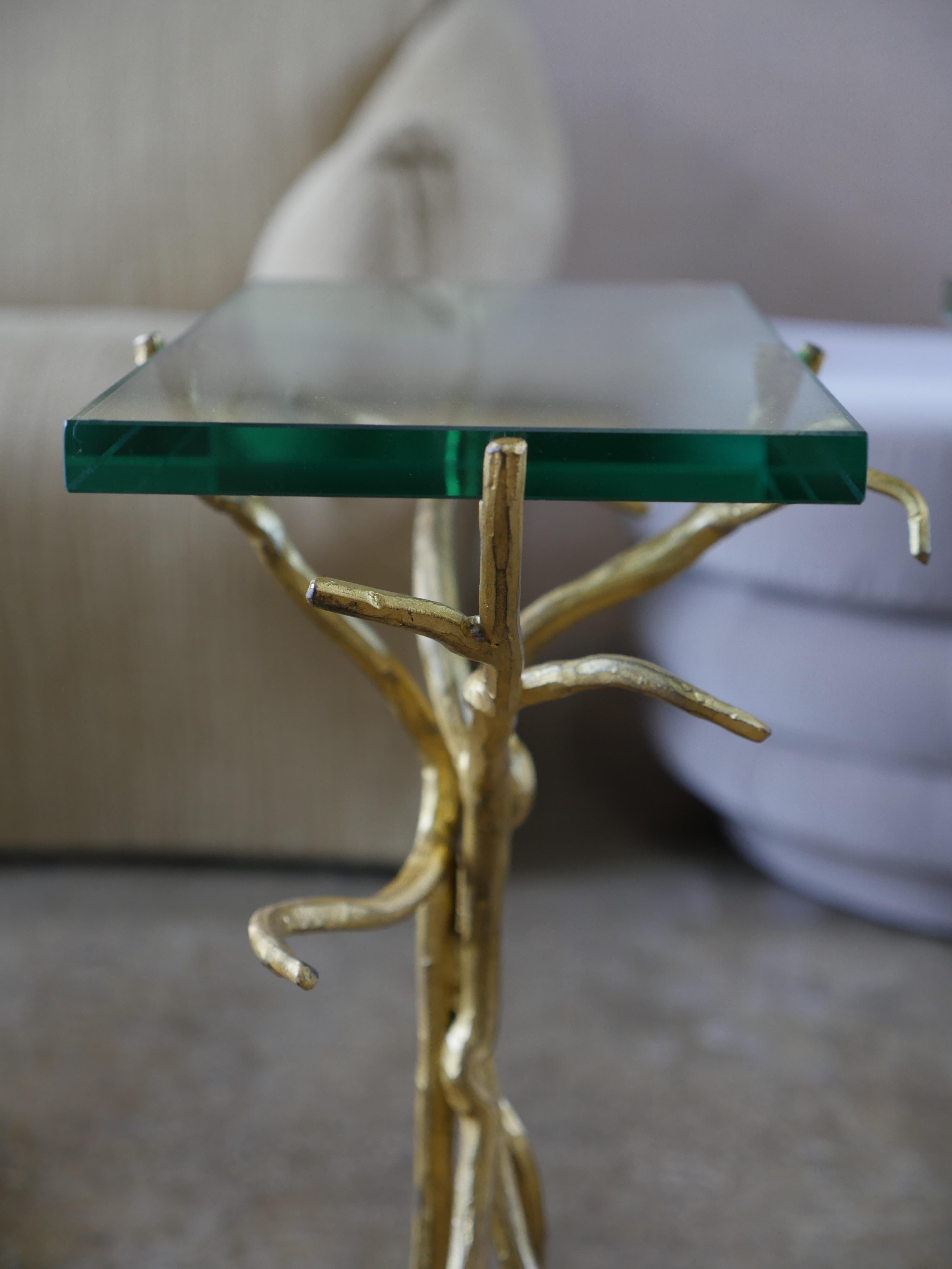 XXIe siècle et contemporain Tables d'appoint italiennes en feuilles d'or 22 carats et verre - lot de 2 en vente