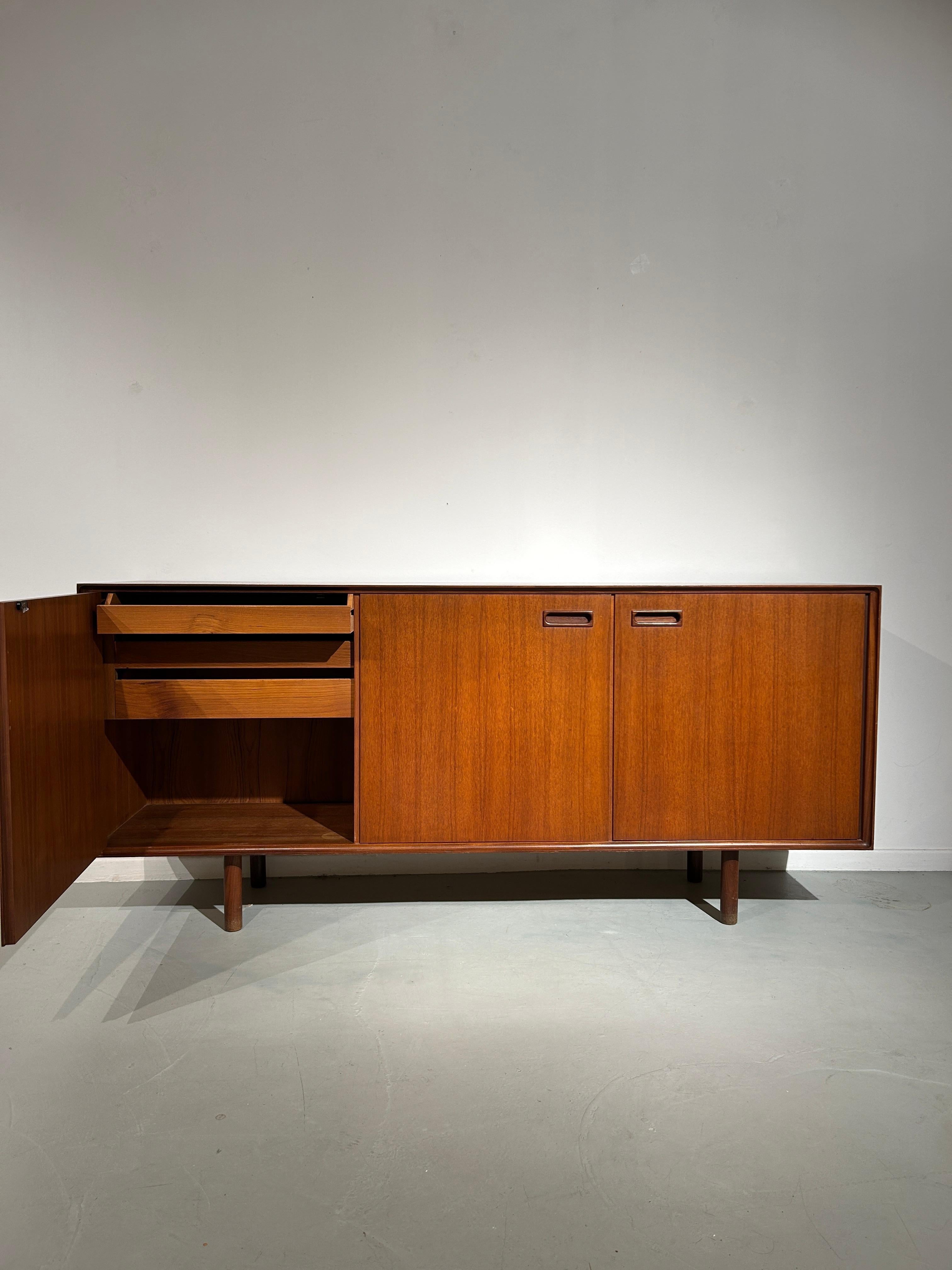 Italian 3 doors sideboard In Good Condition For Sale In Brussel, BE