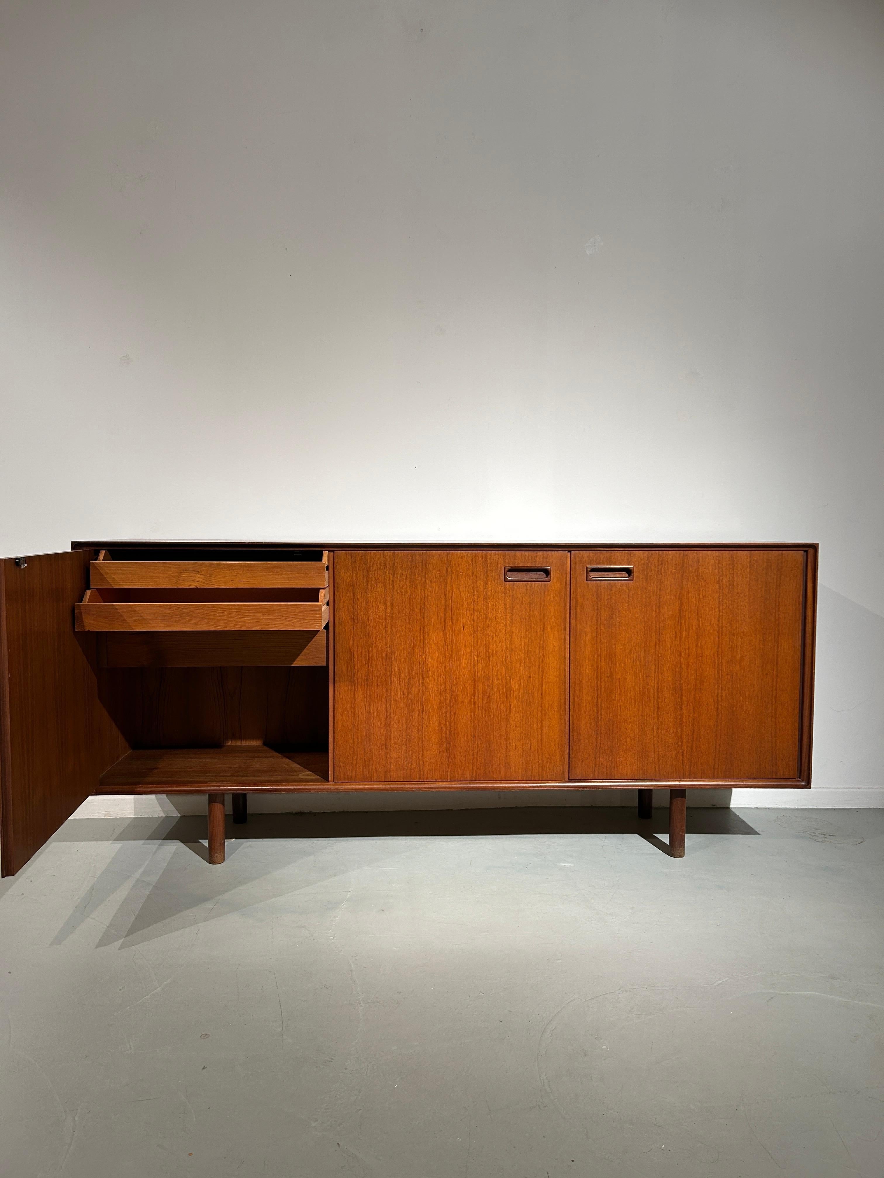 Late 20th Century Italian 3 doors sideboard For Sale