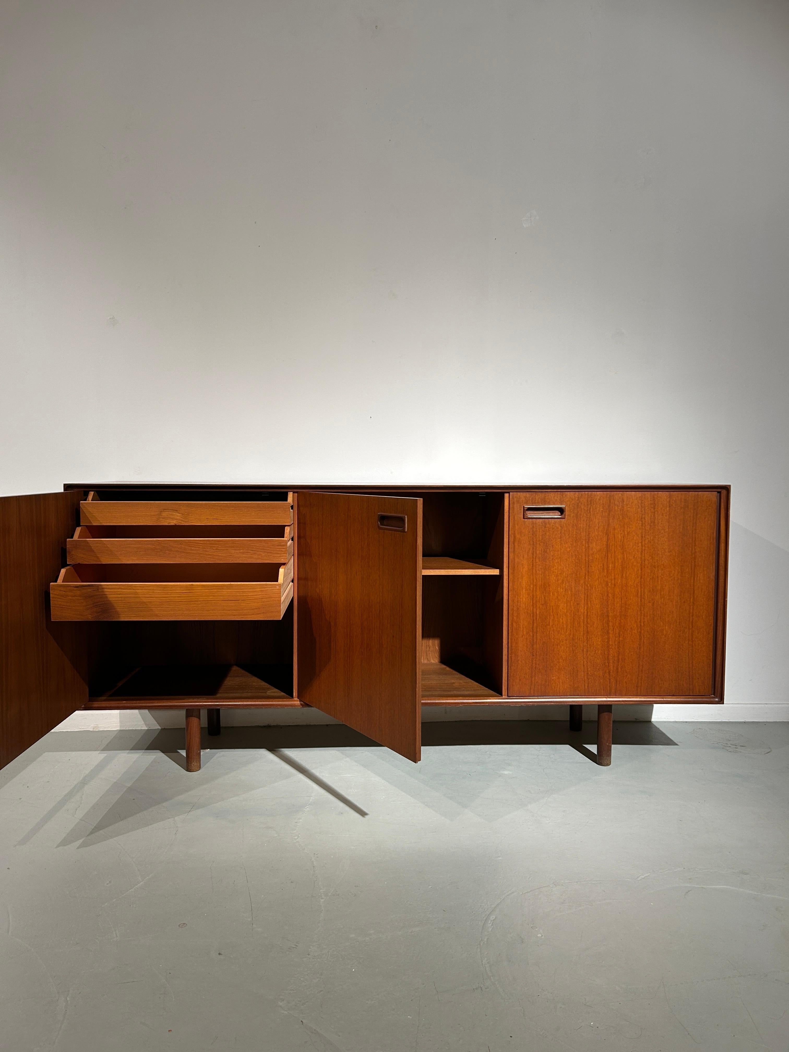 Italian 3 doors sideboard For Sale 1