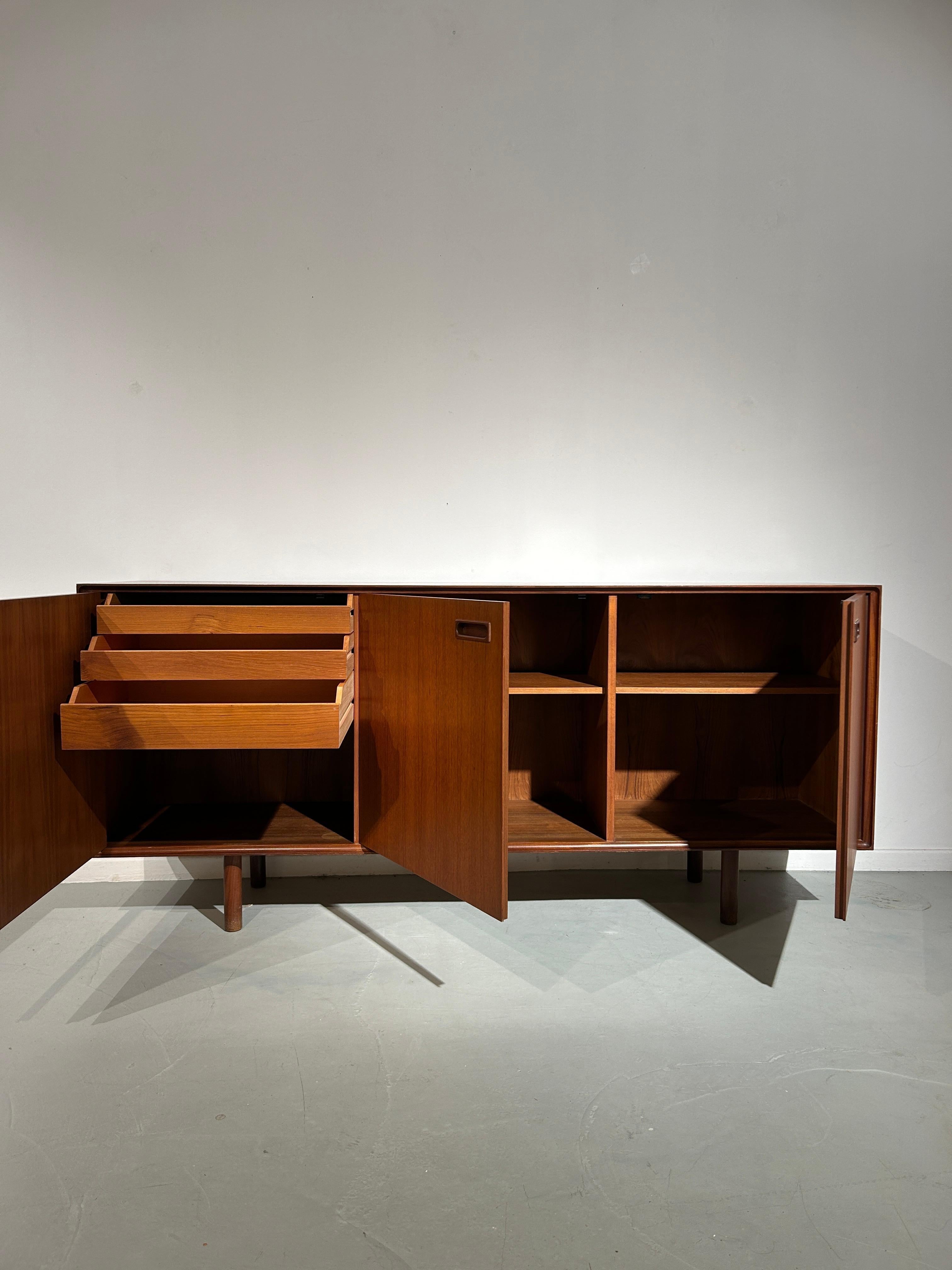 Italian 3 doors sideboard For Sale 2