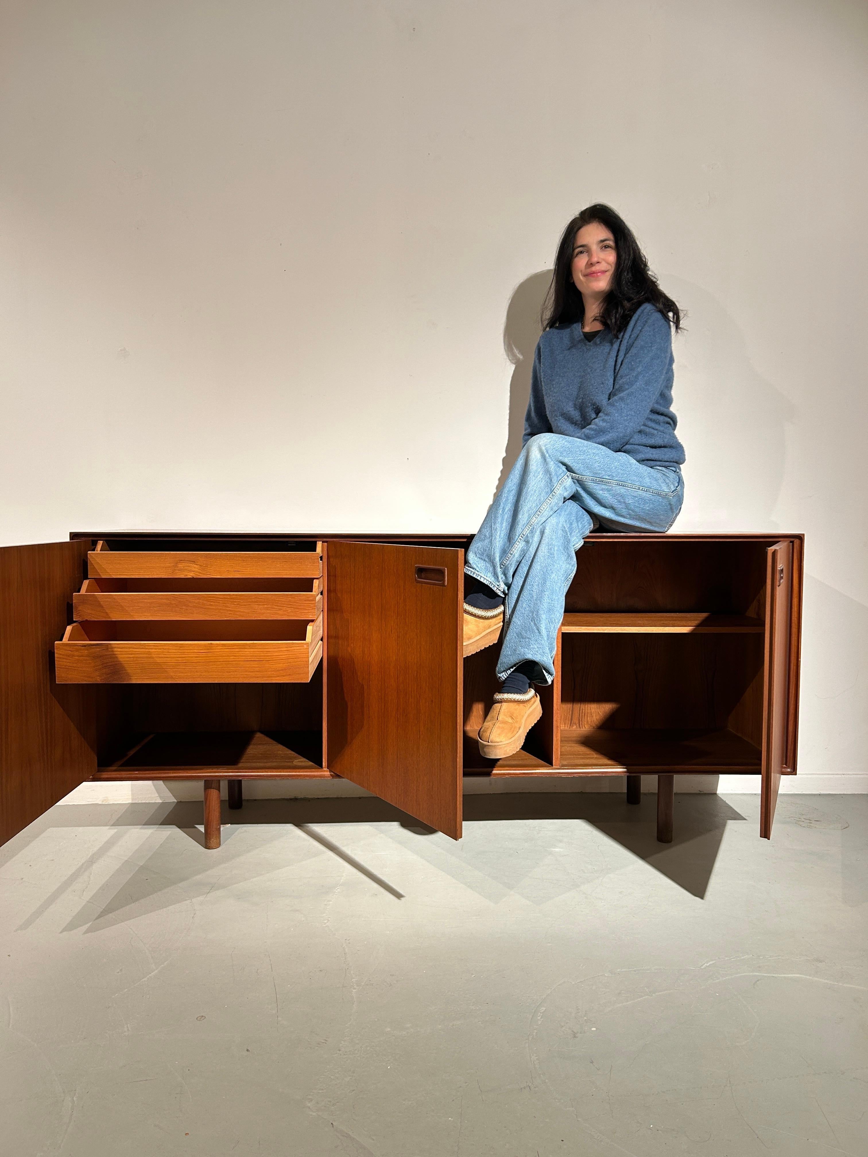 Italian 3 doors sideboard For Sale 3