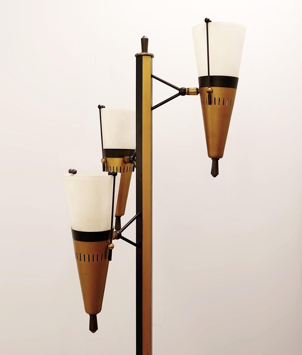 Italienische Stehlampe mit 3 Leuchten (Moderne der Mitte des Jahrhunderts) im Angebot