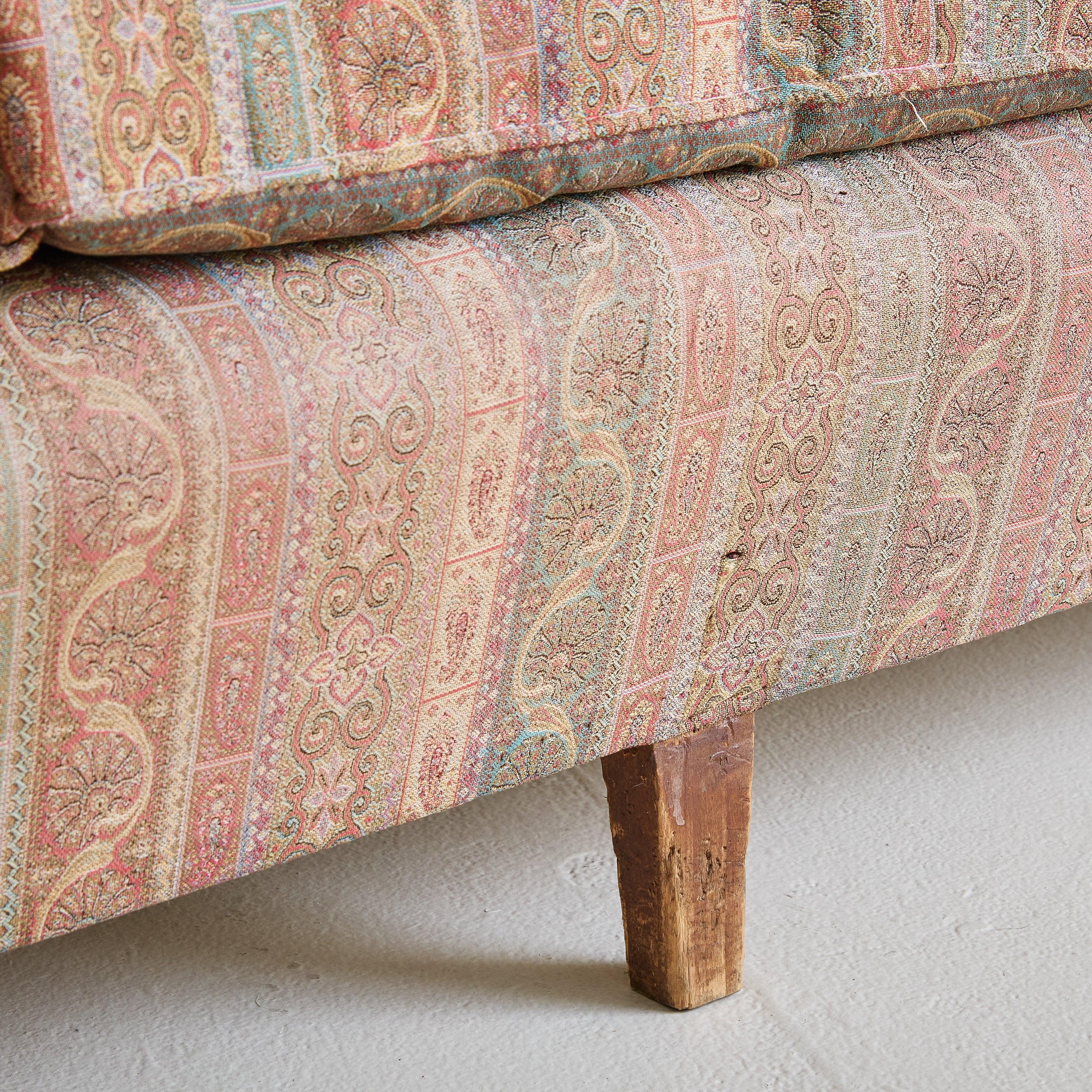 Italian 3-Seat Sofa with Original Paisley Upholstery, 1960s im Zustand „Gut“ im Angebot in Chicago, IL