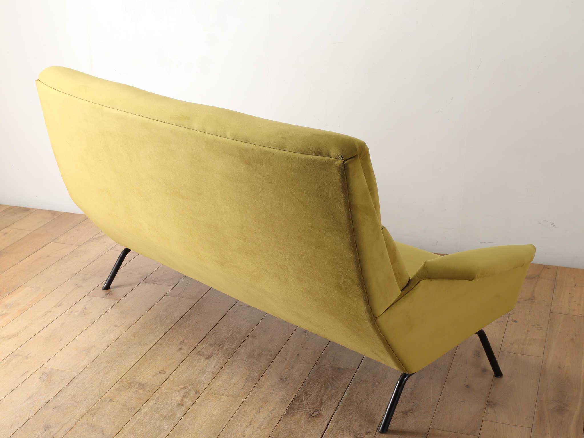 Die weiche, geschwungene Sitzfläche kontrastiert mit den schwarzen Eisenbeinen, die Silhouette der Rückenlehne ist wunderschön und das Vintage-Design lässt sich aus allen Blickwinkeln genießen, und die leicht geneigte Rückenlehne schmiegt sich