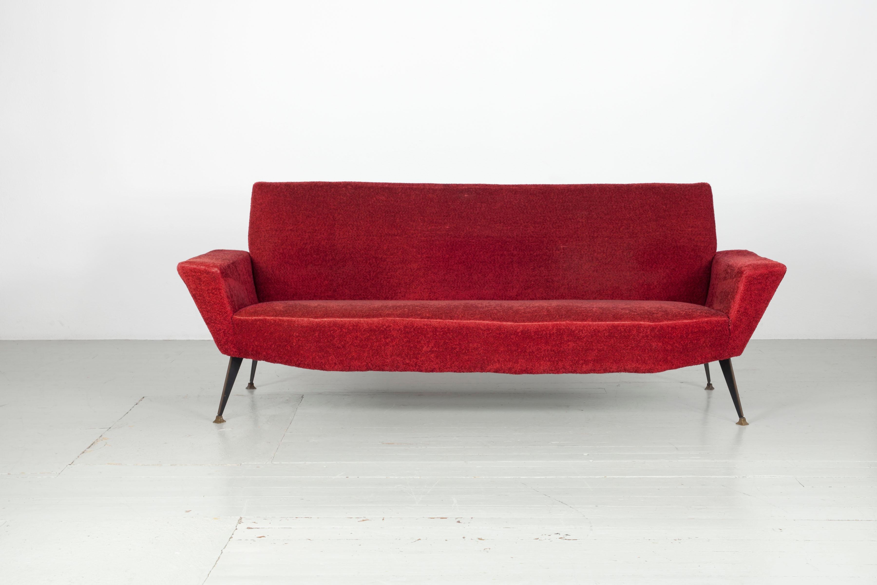 3 seater sofa in original condition.
Design Lenzi, Studio Tecnico A.P.A. Quarrata- Pistoia, model '548' 1950s.
The black lacquered iron legs are shod with brass, the sofa needs a new upholstery.