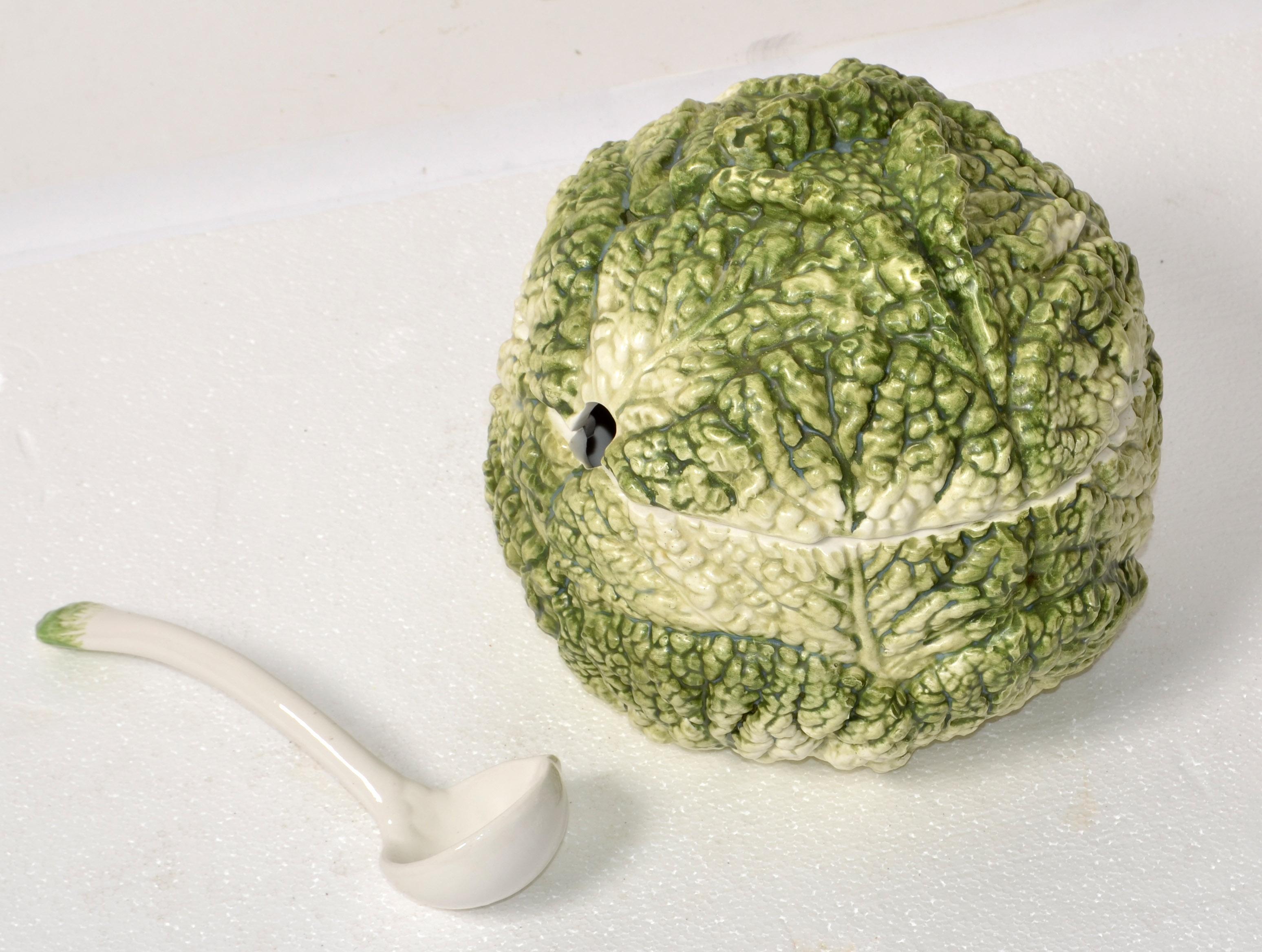 Charmant ensemble en céramique d'époque composé d'une soupière italienne en 3D grandeur nature et d'une louche à soupe dans le style de Vallauris, peintes à la main dans des couleurs vertes et blanches.
Le détail de la texture de la céramique, avec