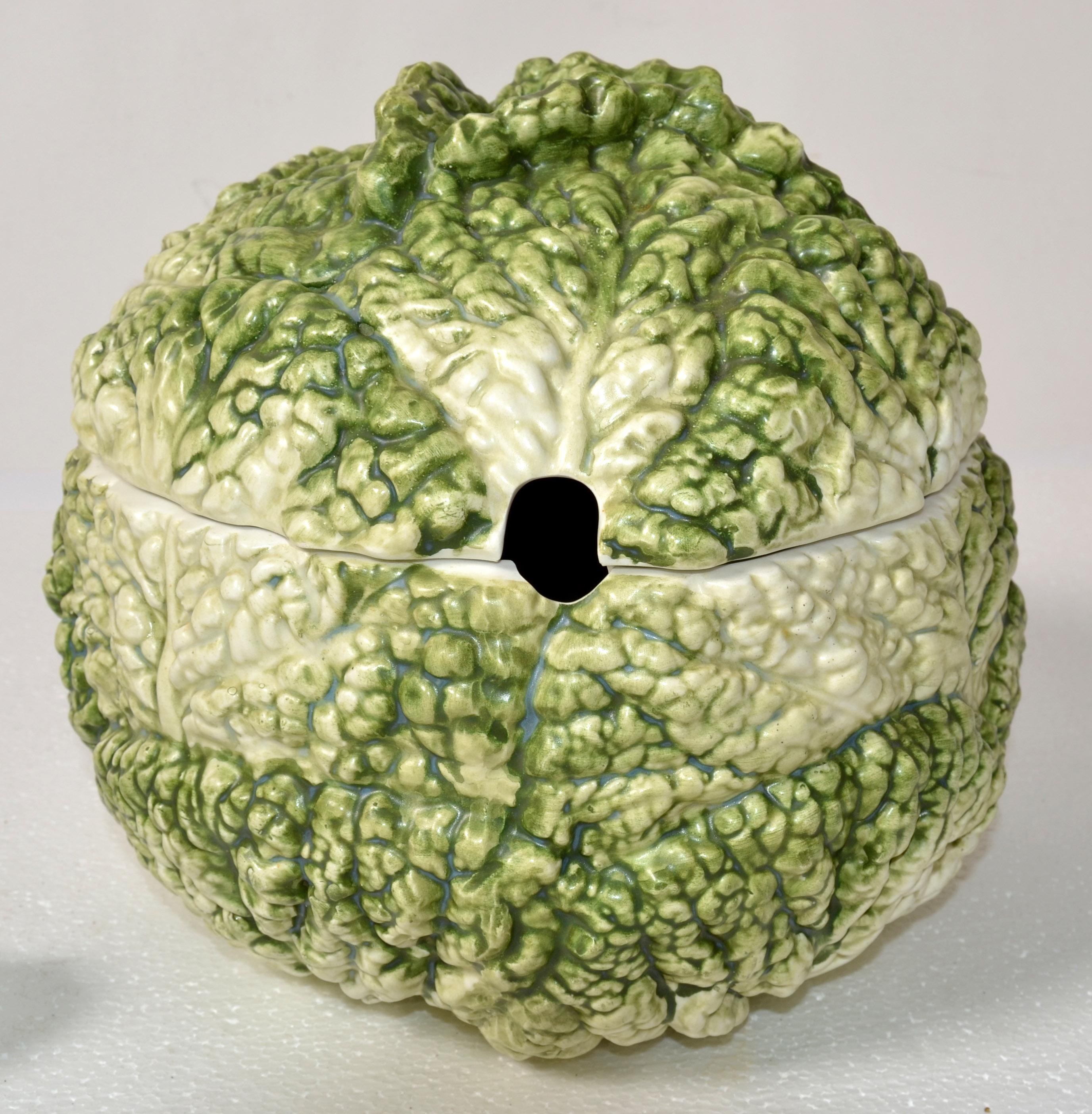 20ième siècle Louche à soupe à chou en céramique italienne 3D grandeur nature, peinte à la main, vert et blanc