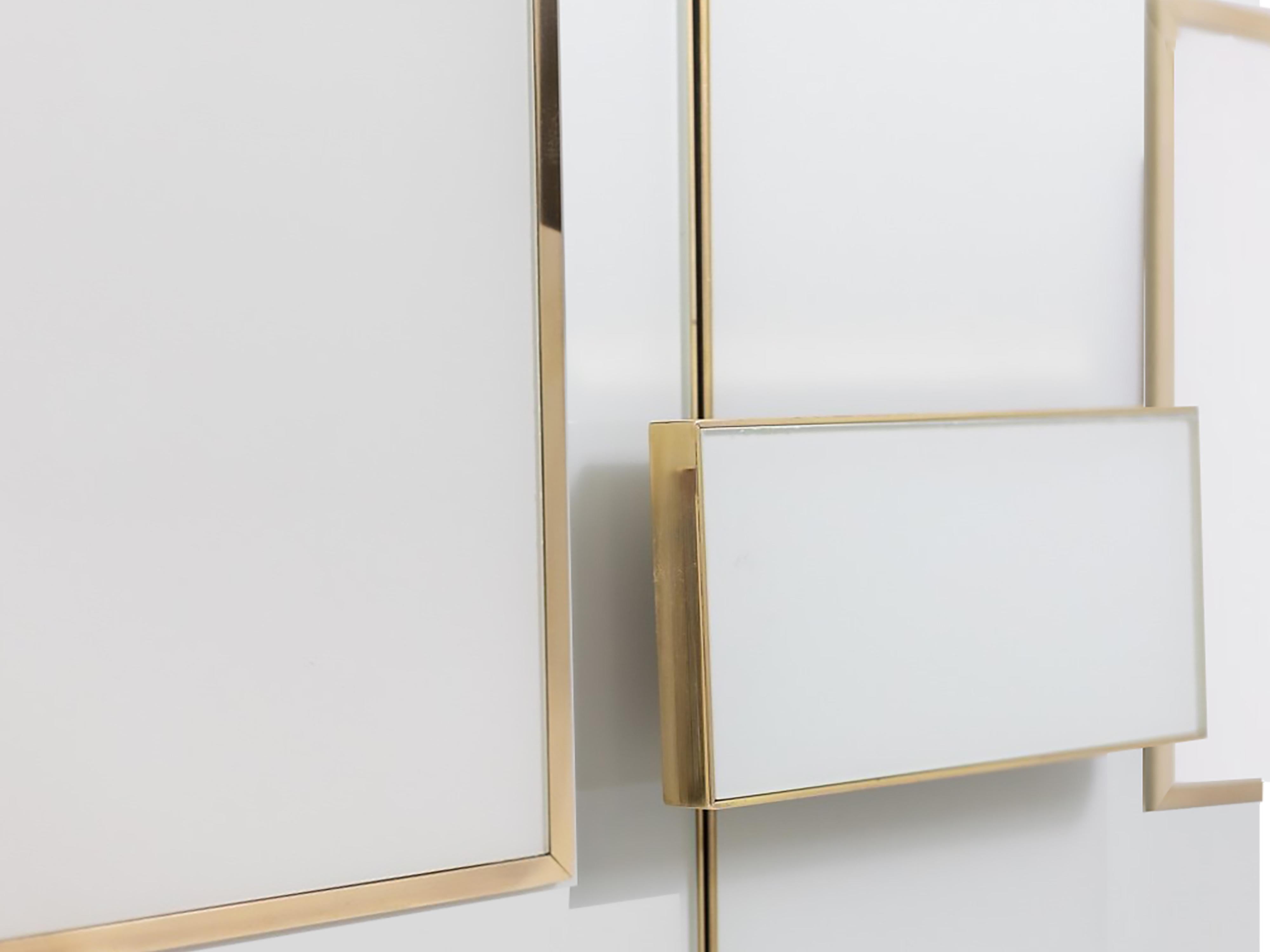 Fatto a mano Italian 4 Door Murano Glass Ivory Sideboard with Brass and Solid Wood Available in vendita