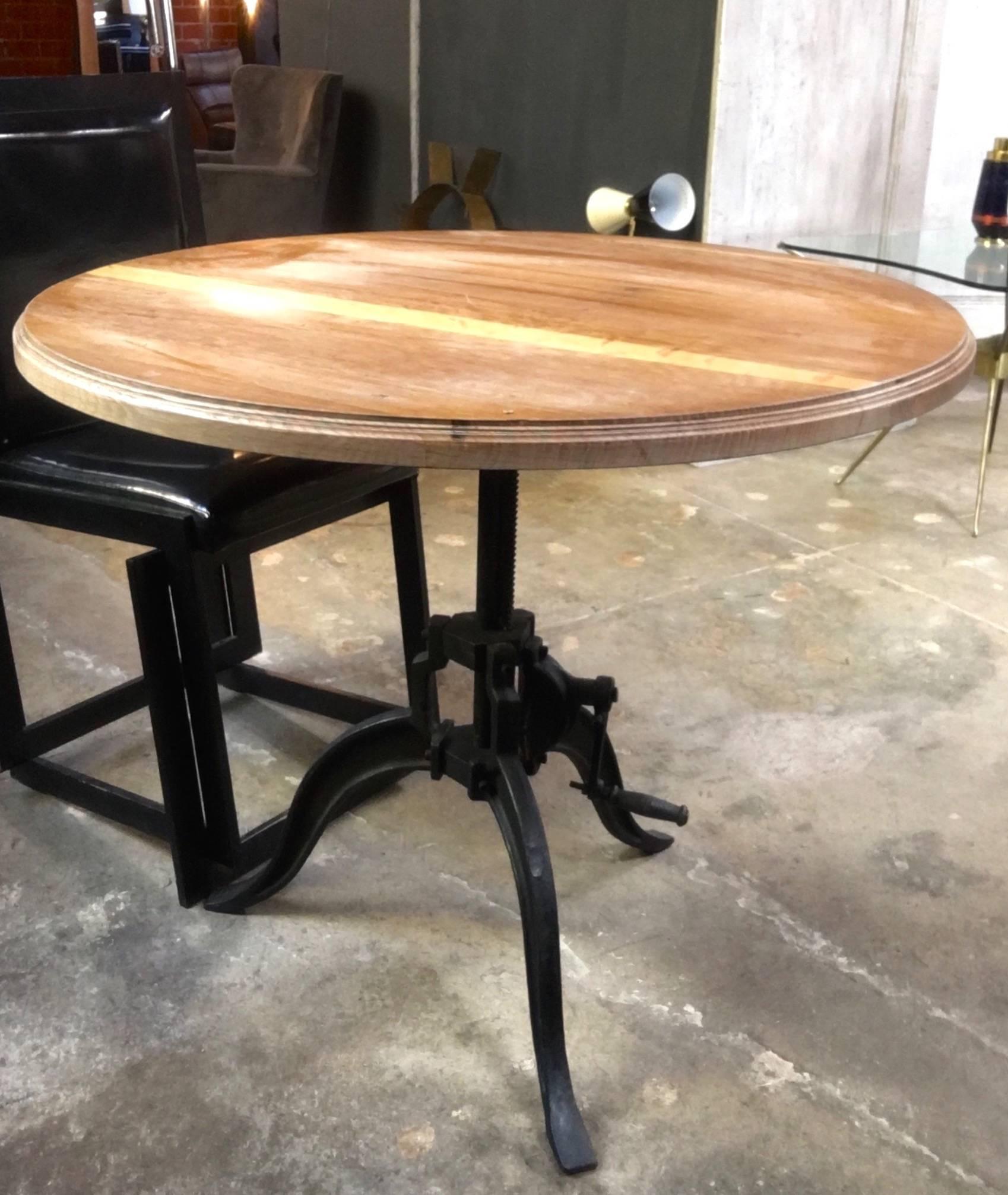 Industrial vintage design
Adjustable table : Just crank it up or down; easy as 1-2-3!!!