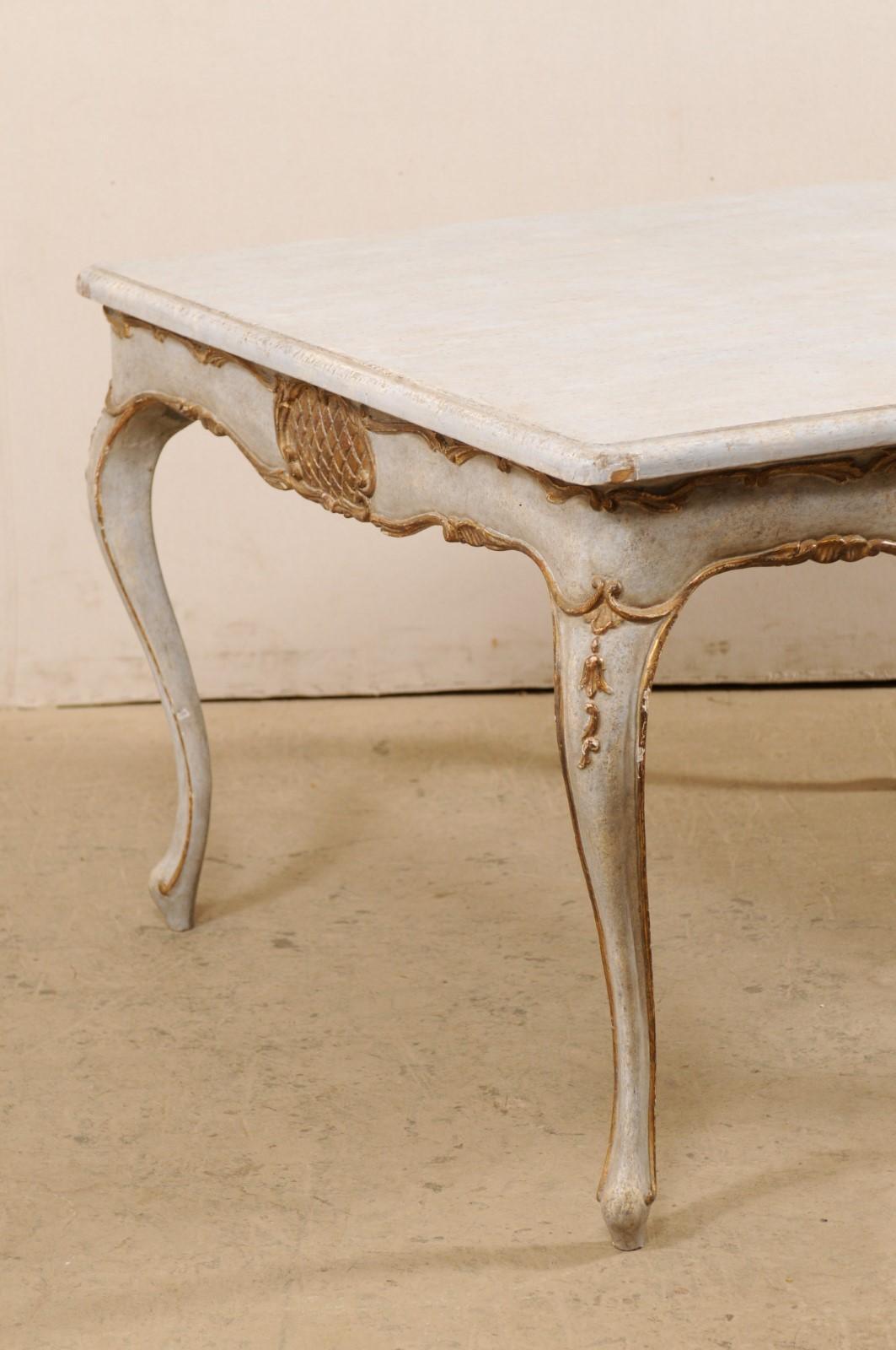 Italienischer quadratischer Holztisch mit eleganten Beinen, geschwungener Schürze und vergoldeten Akzenten im Angebot 2