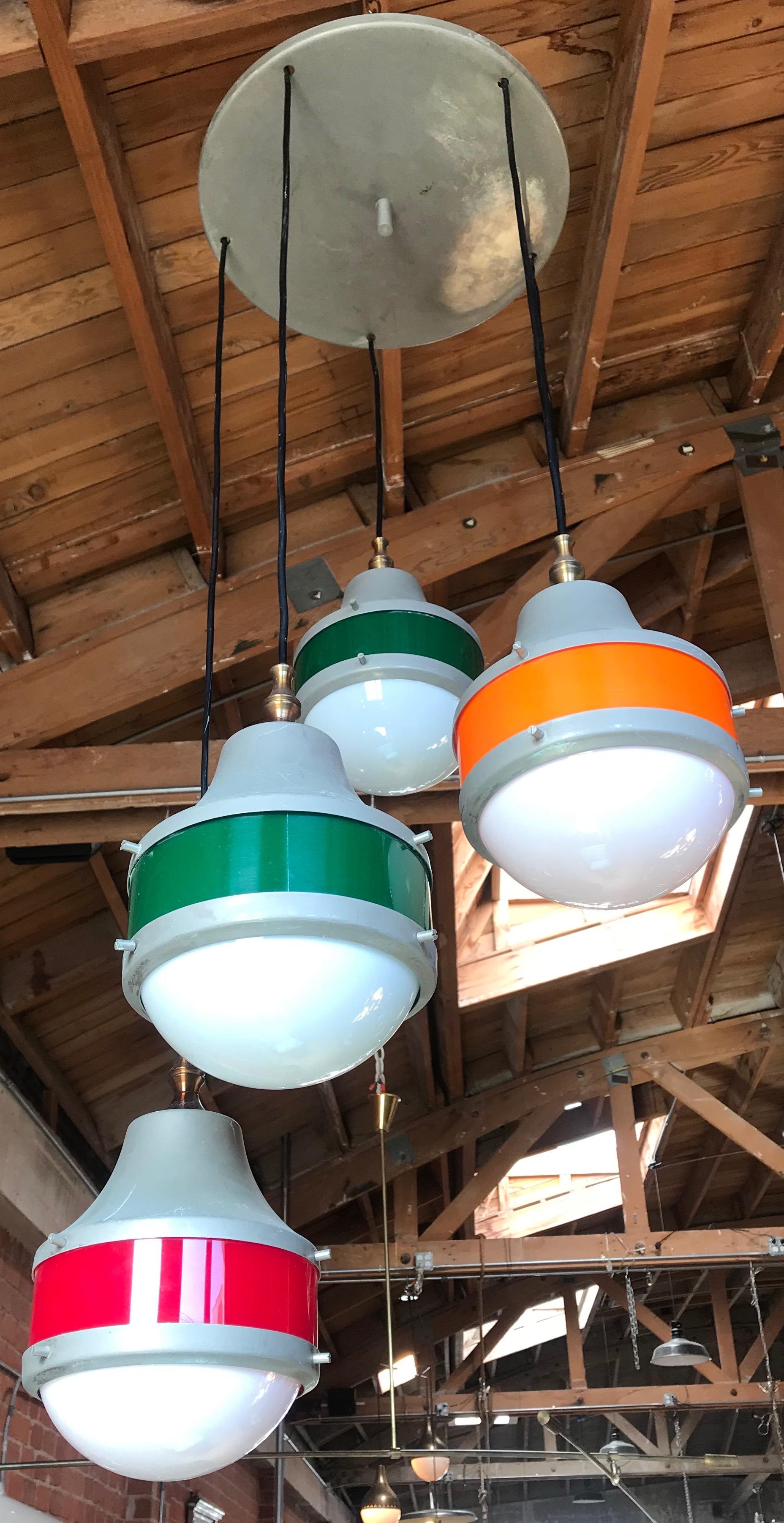 Stilux Milan Design: 1960s five lights in five different colors hanging chandelier in plexiglass
The height can be adjusted.