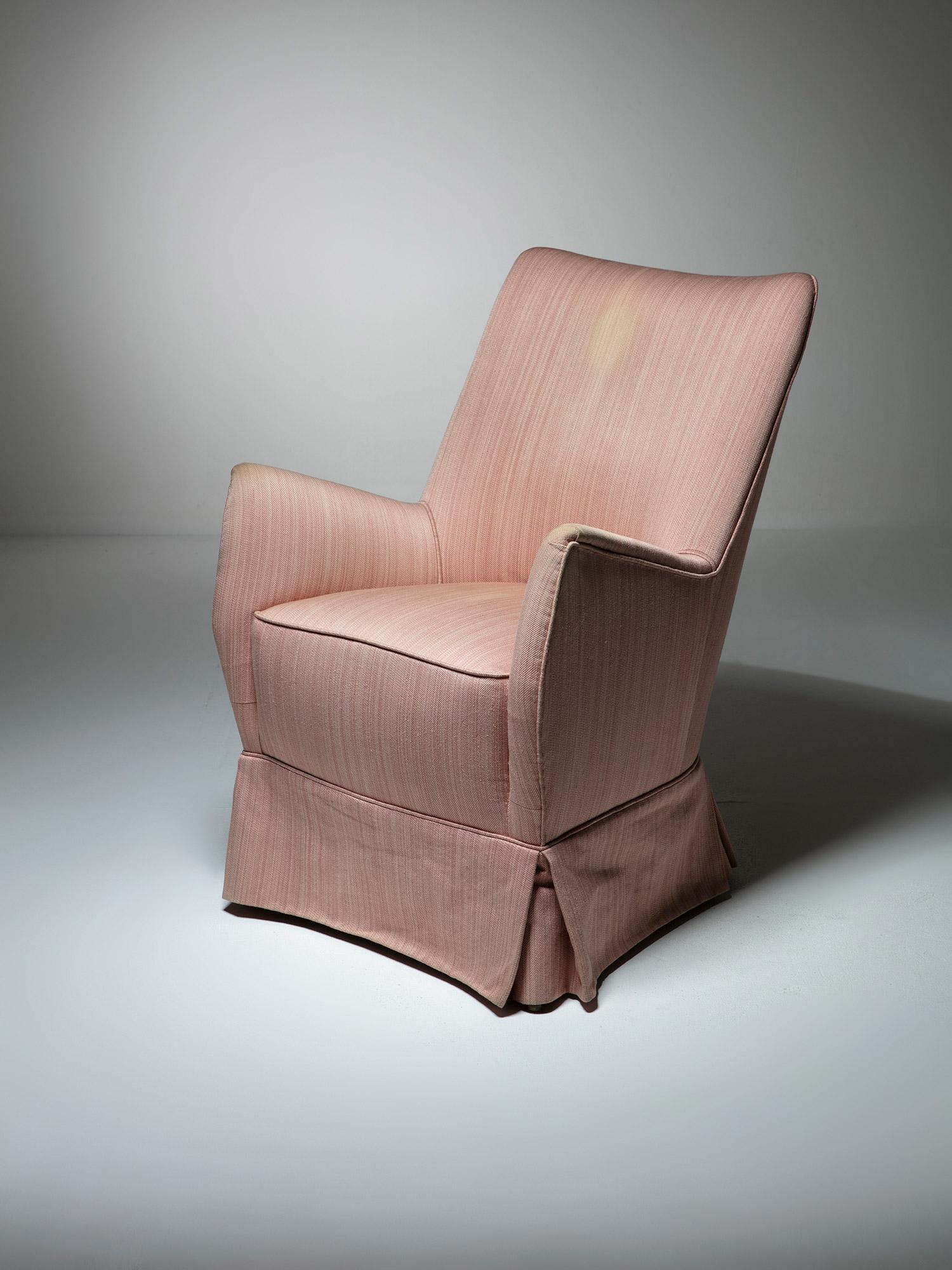 Poltrona italiana anni '50.
Un pezzo compatto ed elegante.