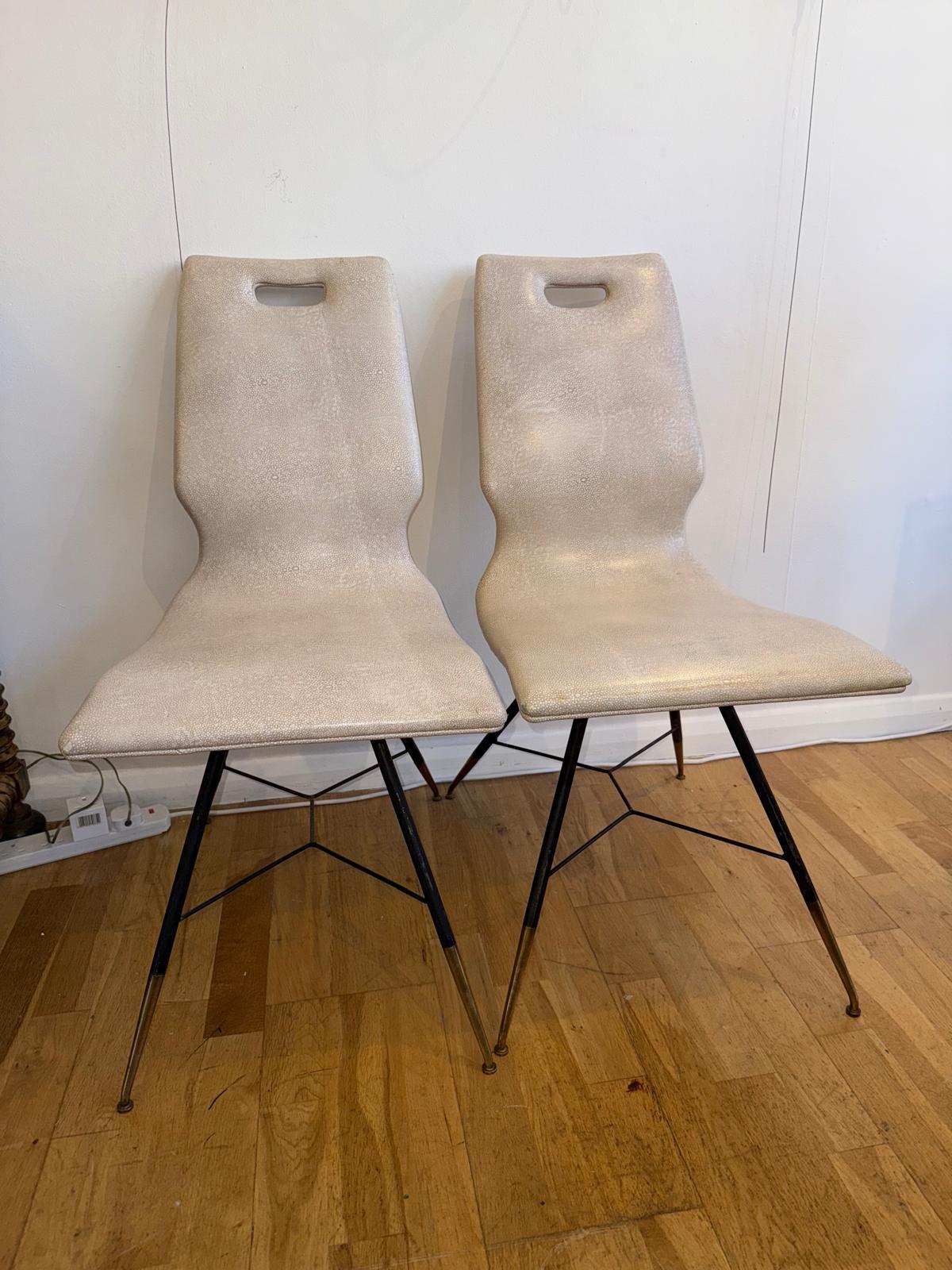 A pair of elegant design chairs on black painted metal legs and polished bass sabots,
Upholstered in leatherette shagreen, brass can bee polished metal structure can be repainted 