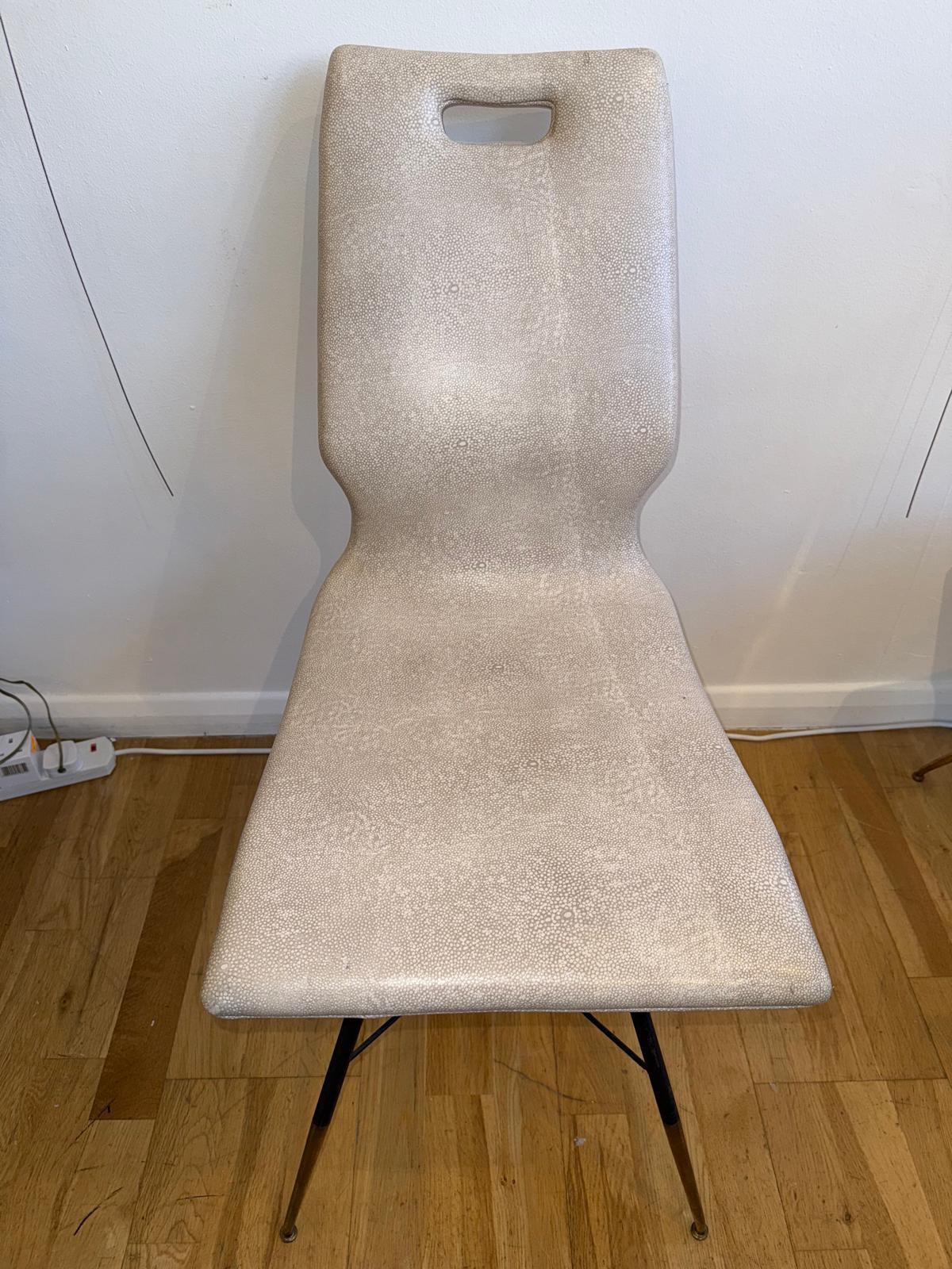 Italian 50's Pair Of Chairs Upholstered In Leatherette Shagreen (Organische Moderne) im Angebot