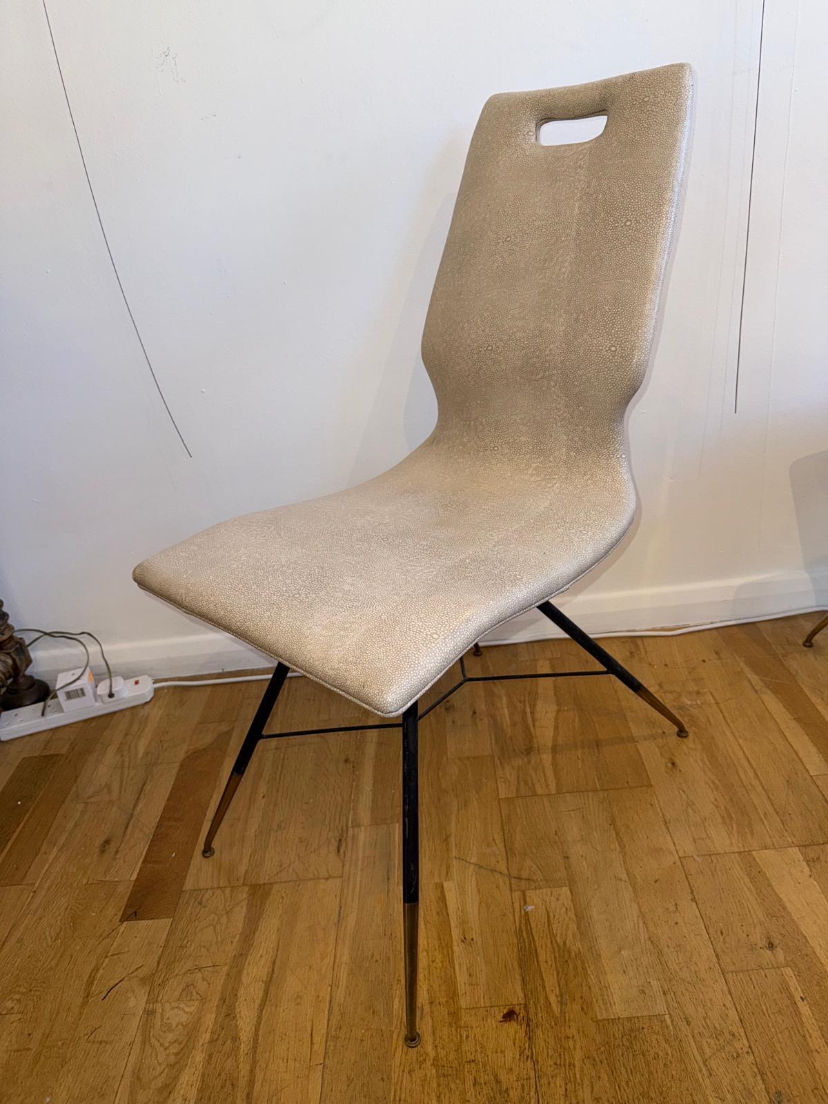 Italian 50's Pair Of Chairs Upholstered In Leatherette Shagreen (20. Jahrhundert) im Angebot