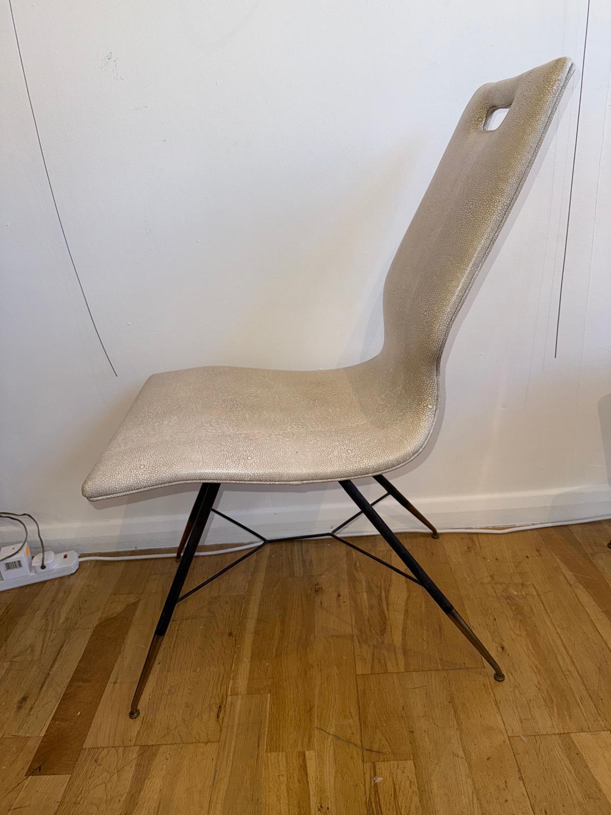 Italian 50's Pair Of Chairs Upholstered In Leatherette Shagreen (Metall) im Angebot