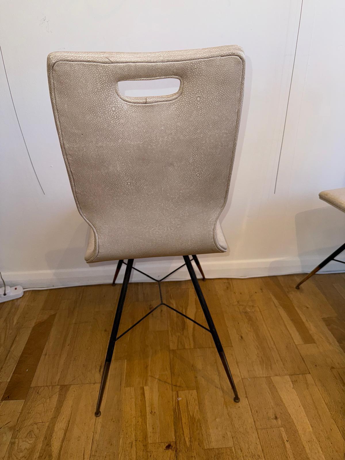 Italian 50's Pair Of Chairs Upholstered In Leatherette Shagreen im Angebot 1