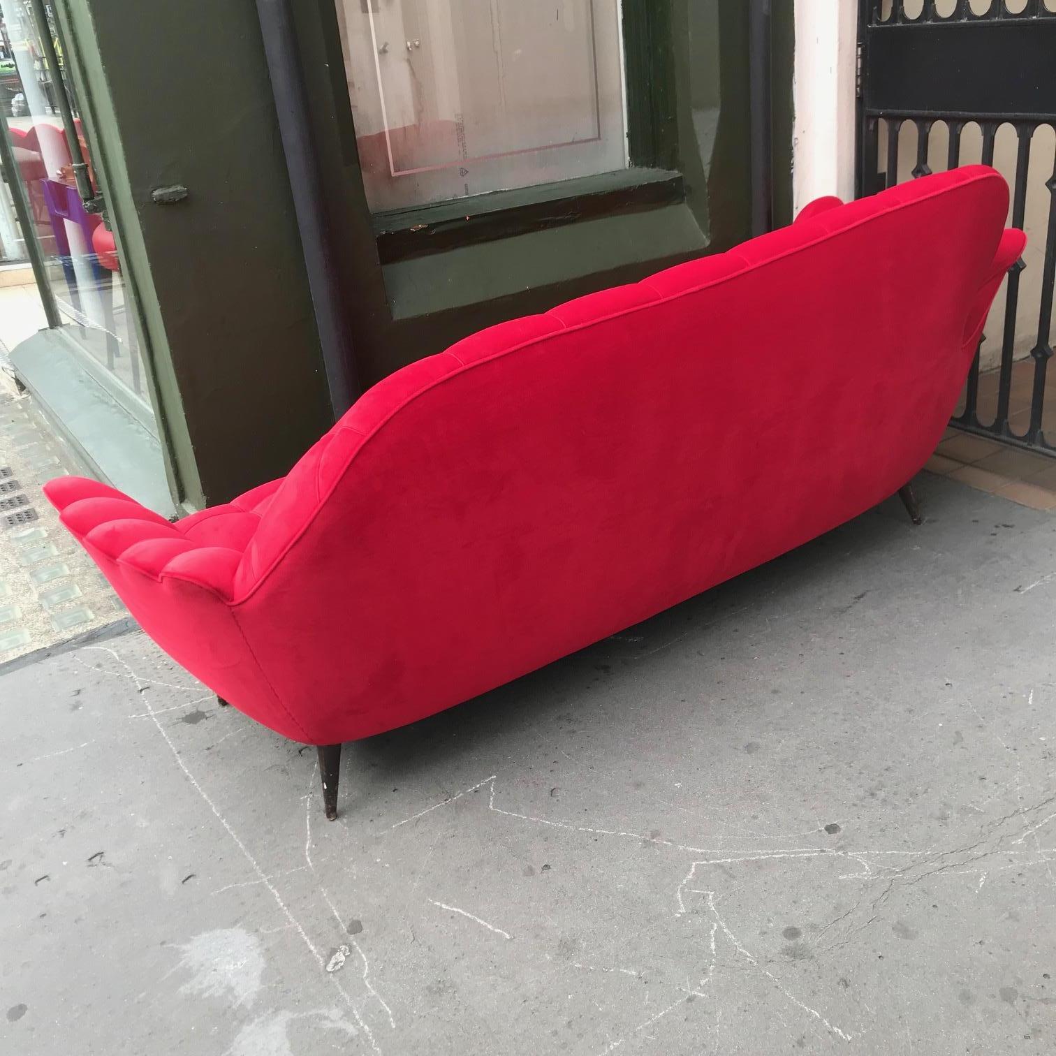 Italian 50's Sofa In Red Velvet Attributed To Rava In Good Condition For Sale In London, GB