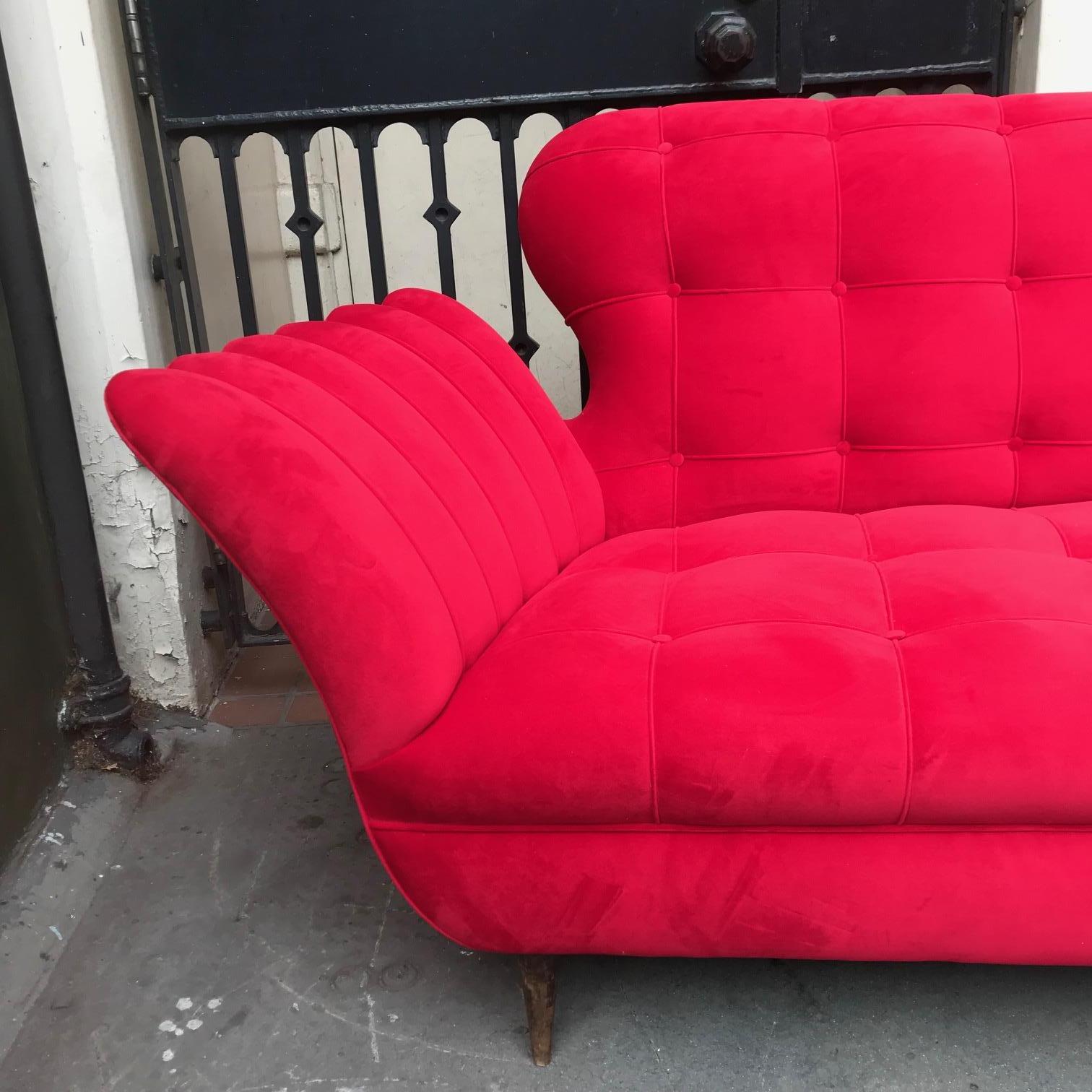 Italian 50's Sofa In Red Velvet Attributed To Rava For Sale 2