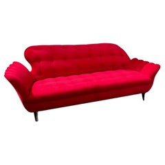 Italienische 50er Sofa in rotem Samt zugeschrieben Rava