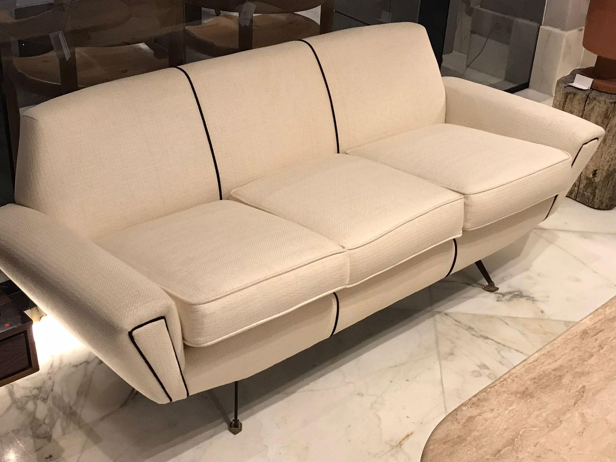 Un classique intemporel avec une touche de glamour

Ce modèle exceptionnel des années 1950  est une pièce unique qui ajoutera une touche d'élégance et de glamour à votre intérieur. Son design classique et intemporel, avec ses pieds en laiton et son
