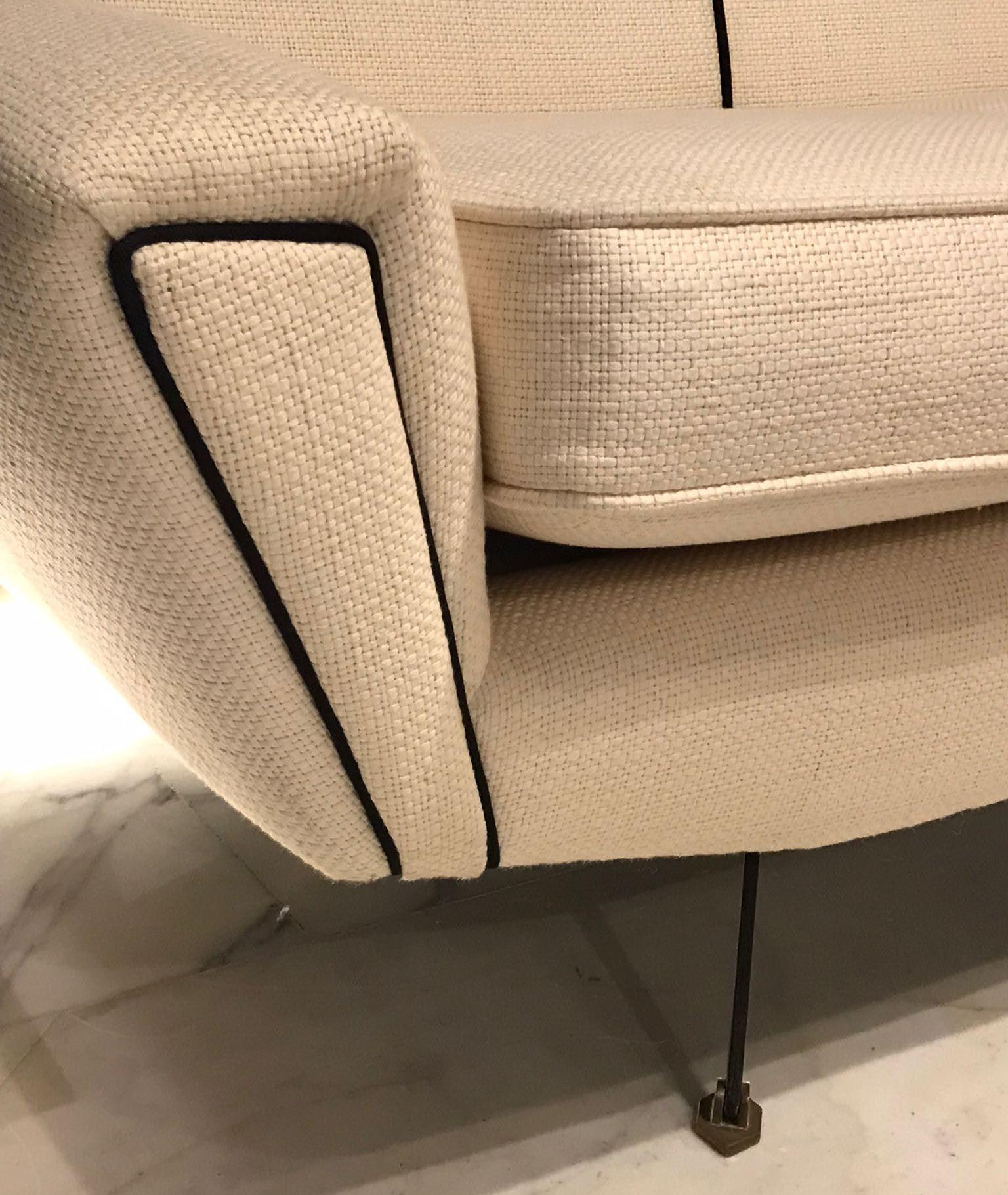 Mid-Century Modern Italian 50's Sofa Timeless Vintage Sofa Restored Beige & Black Ribbon en vente
