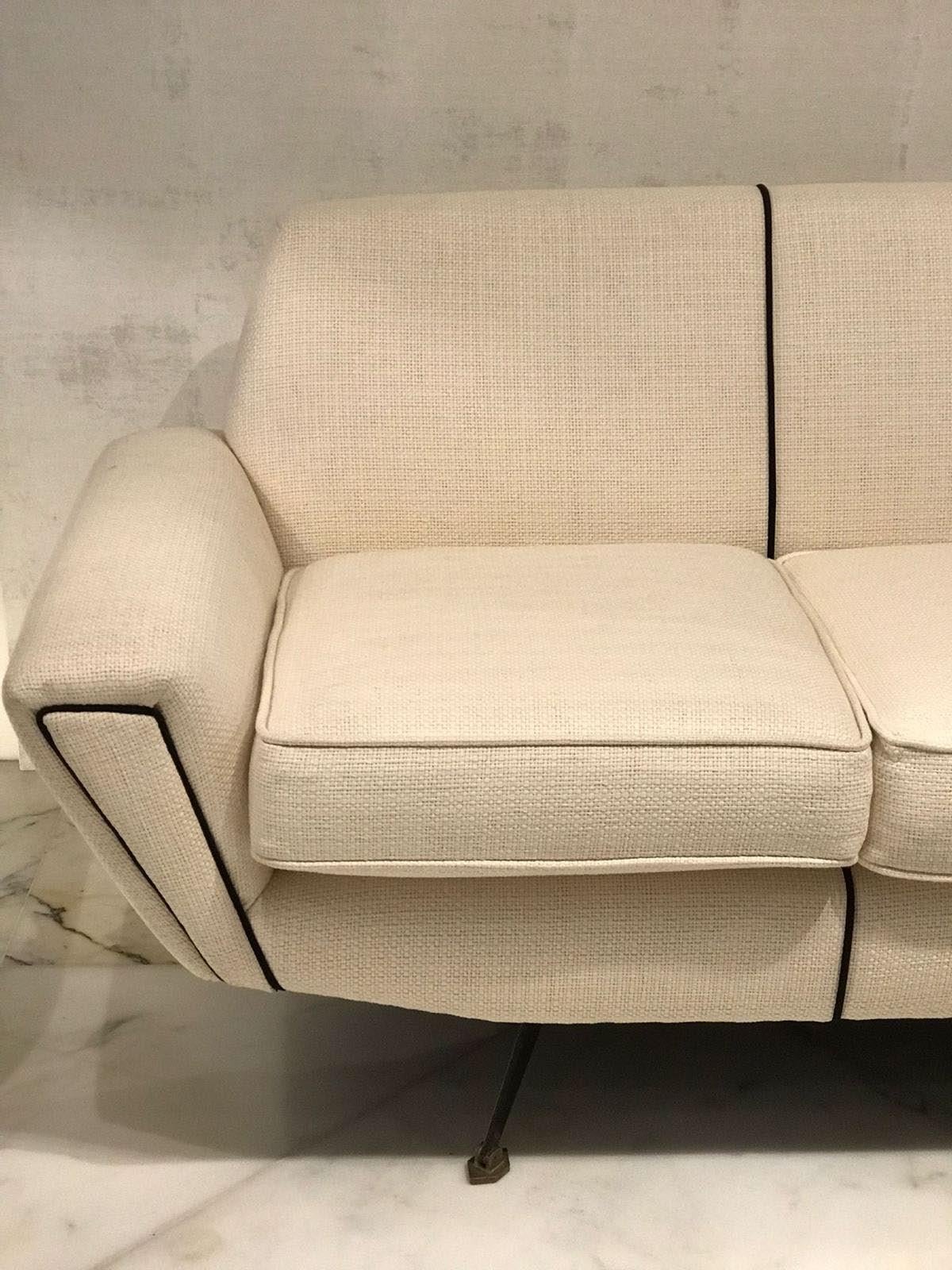 Italian 50's Sofa Timeless Vintage Sofa Restored Beige & Black Ribbon Excellent état - En vente à Alcoy, Alicante