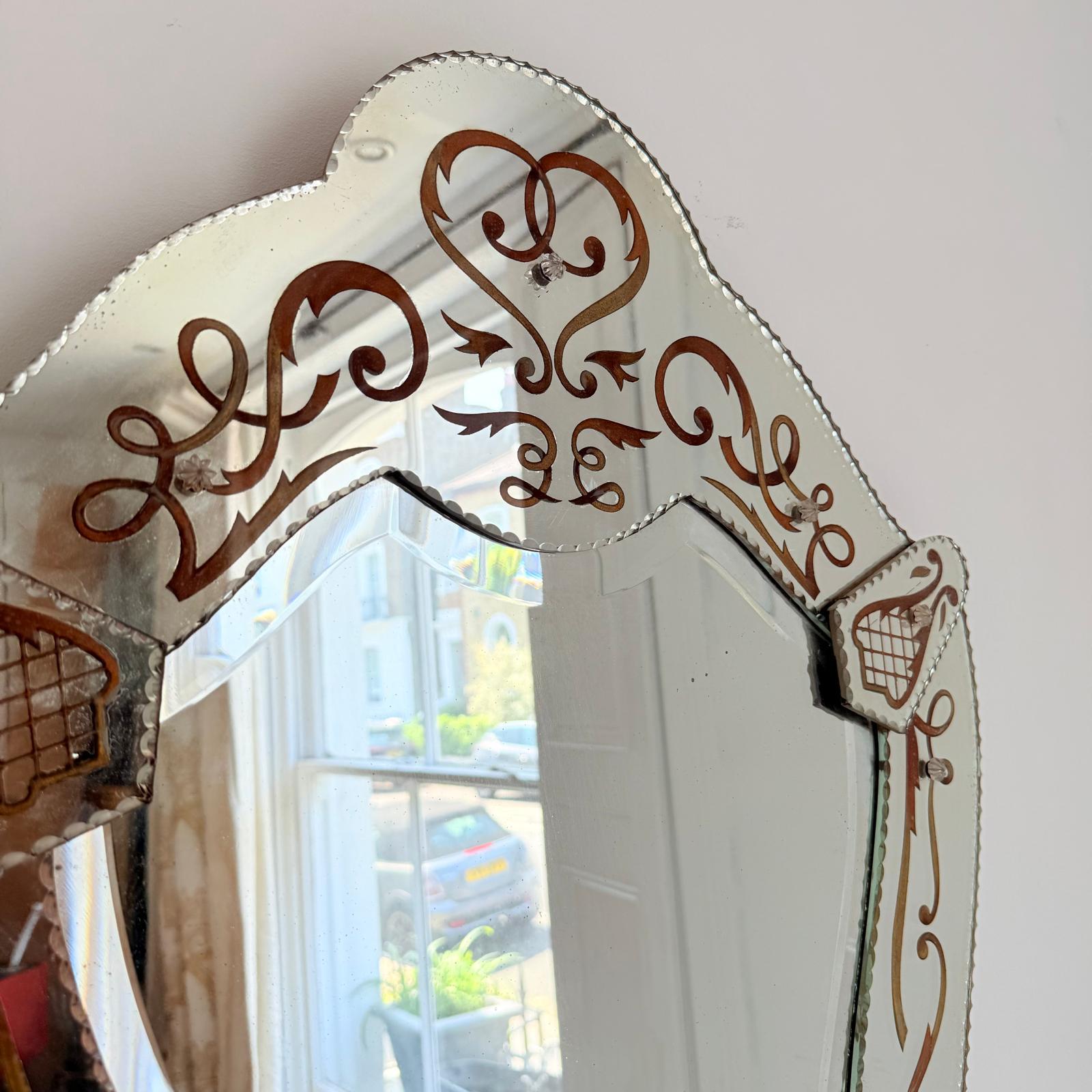 Buriné Miroir italien de style vénitien des années 50 en vente