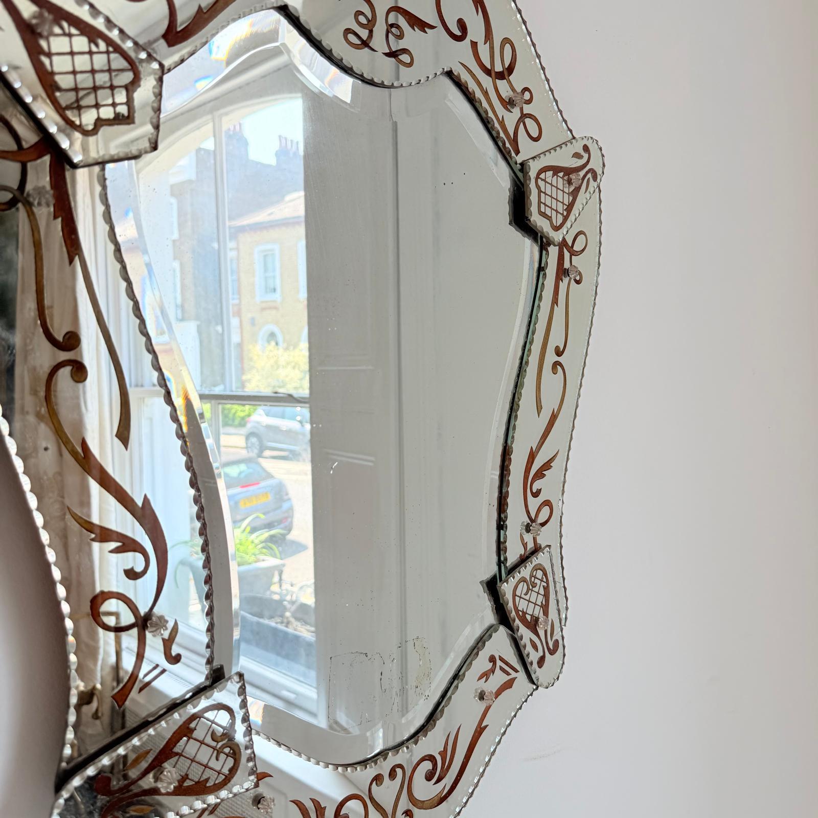 Miroir italien de style vénitien des années 50 Bon état - En vente à London, GB