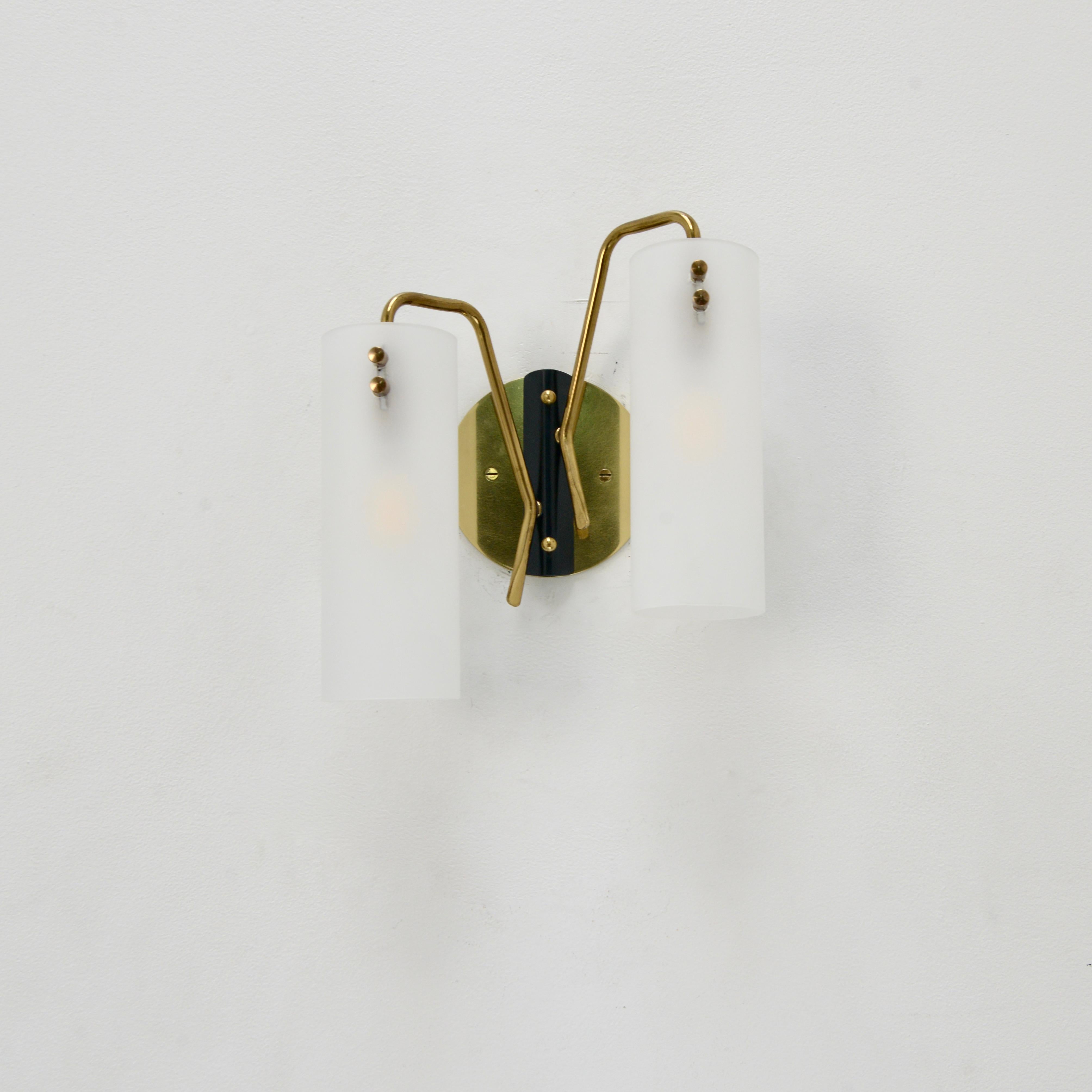 Ein Paar Wandleuchten mit doppeltem Glasschirm und Messing aus Italien der 1950er Jahre. Hergestellt aus Messing und Glas. 2 E12-Kandelaber-Fassungen pro Leuchte/Wandleuchte. Verdrahtet für den Einsatz in den USA. Sie können auch verkabelt werden,