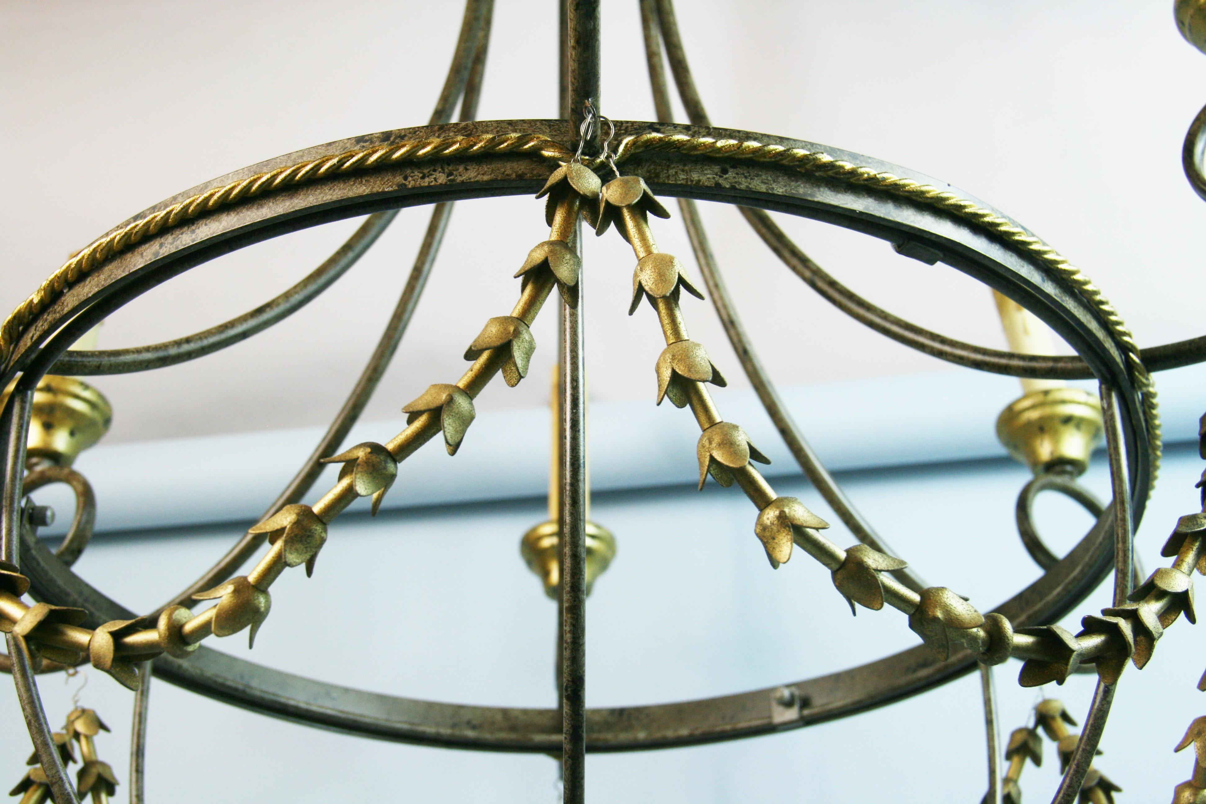 Lampadario italiano a 6 bracci in legno dorato e metallo in vendita 3