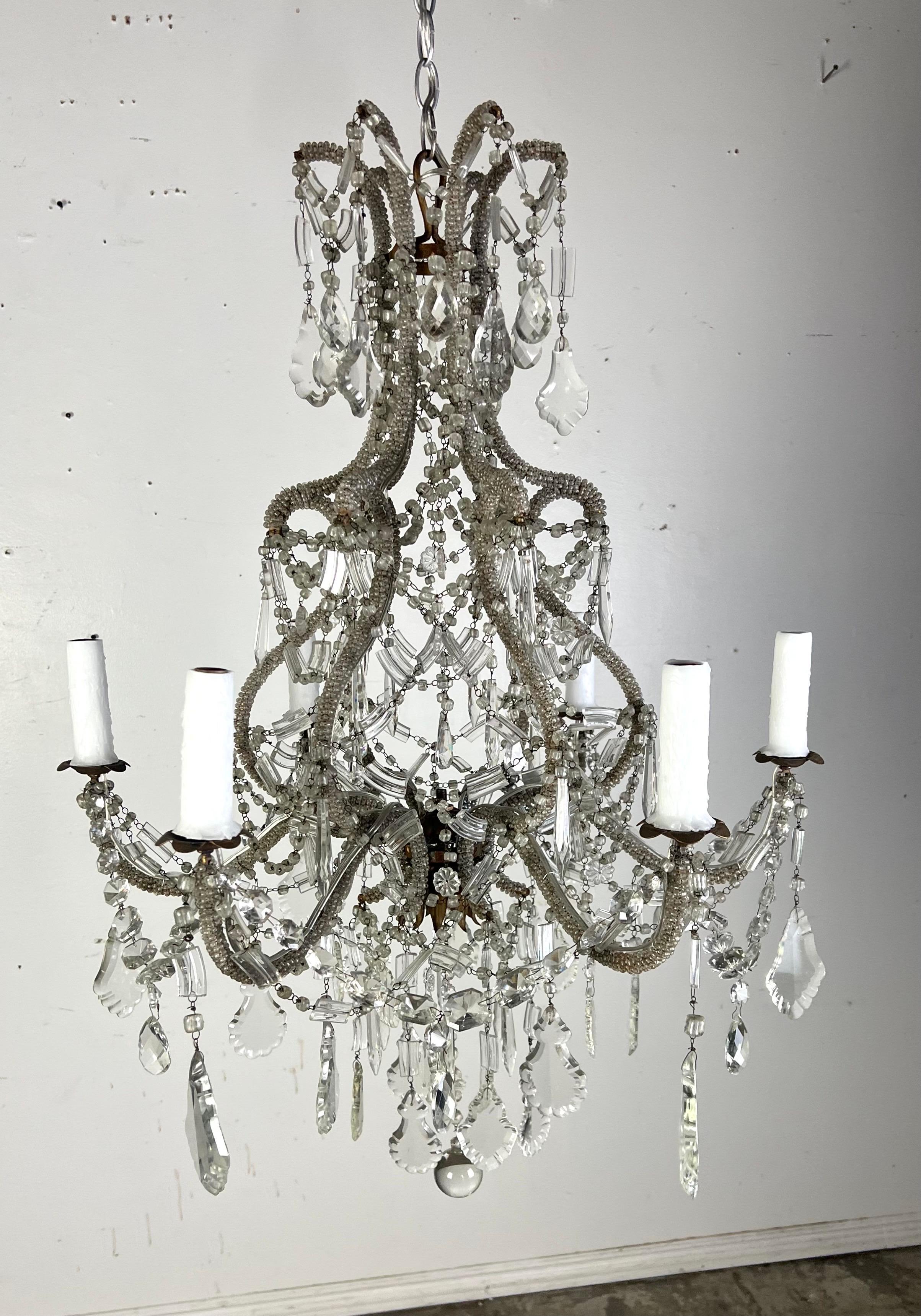 Rococò Lampadario italiano a 6 luci con perline di cristallo A.I.C. 1930 in vendita
