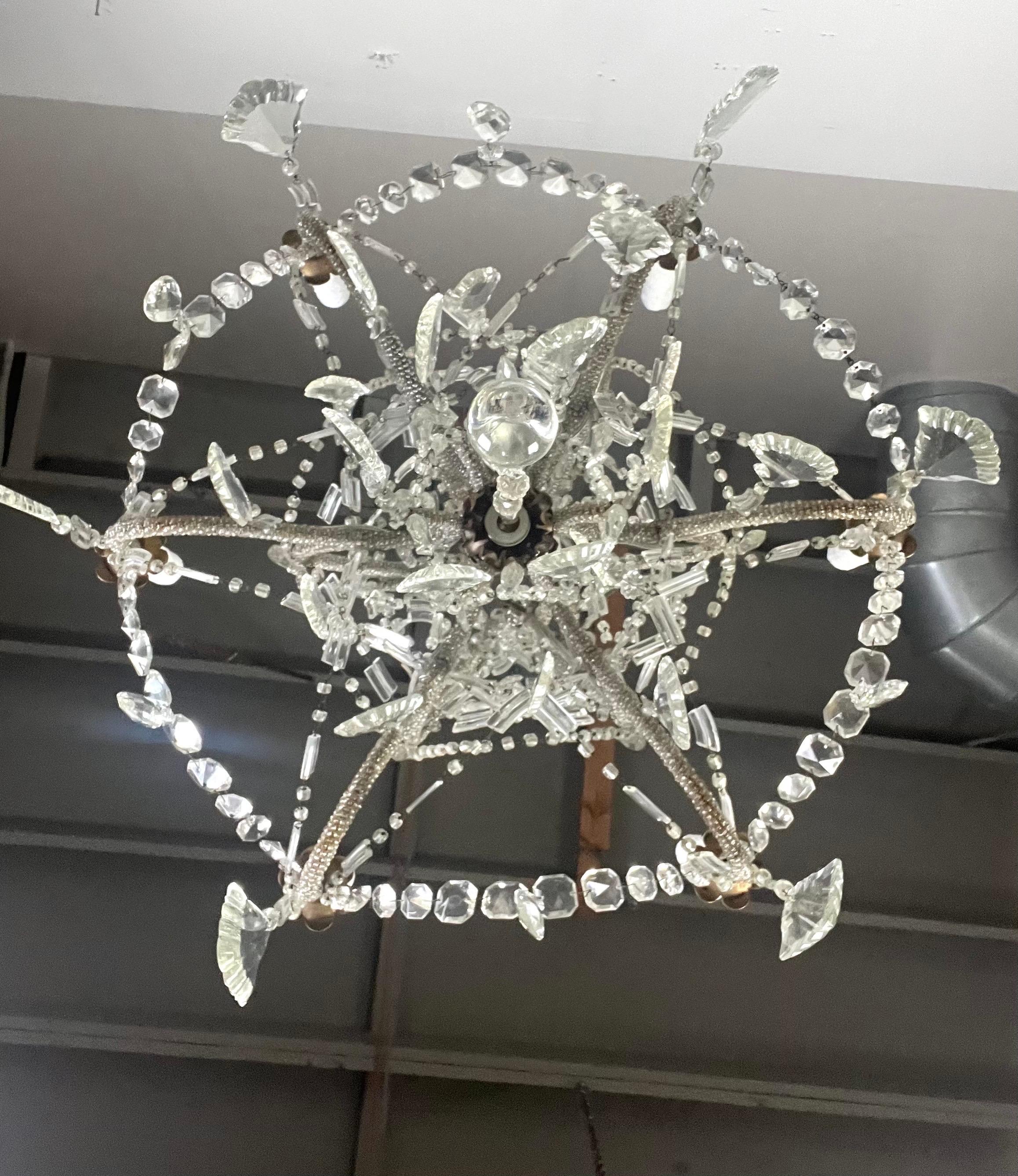 Cristallo Lampadario italiano a 6 luci con perline di cristallo A.I.C. 1930 in vendita