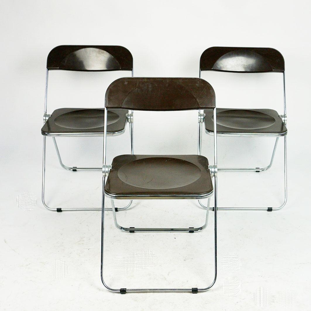 iconiques chaises pliantes italiennes Mid-Century Modern en plastique brun et aluminium chromé, conçues par Giancarlo Piretti 1967 pour Anonima Castelli, Italie. La chaise pliante Plia est un véritable classique du design : elle a remporté plusieurs