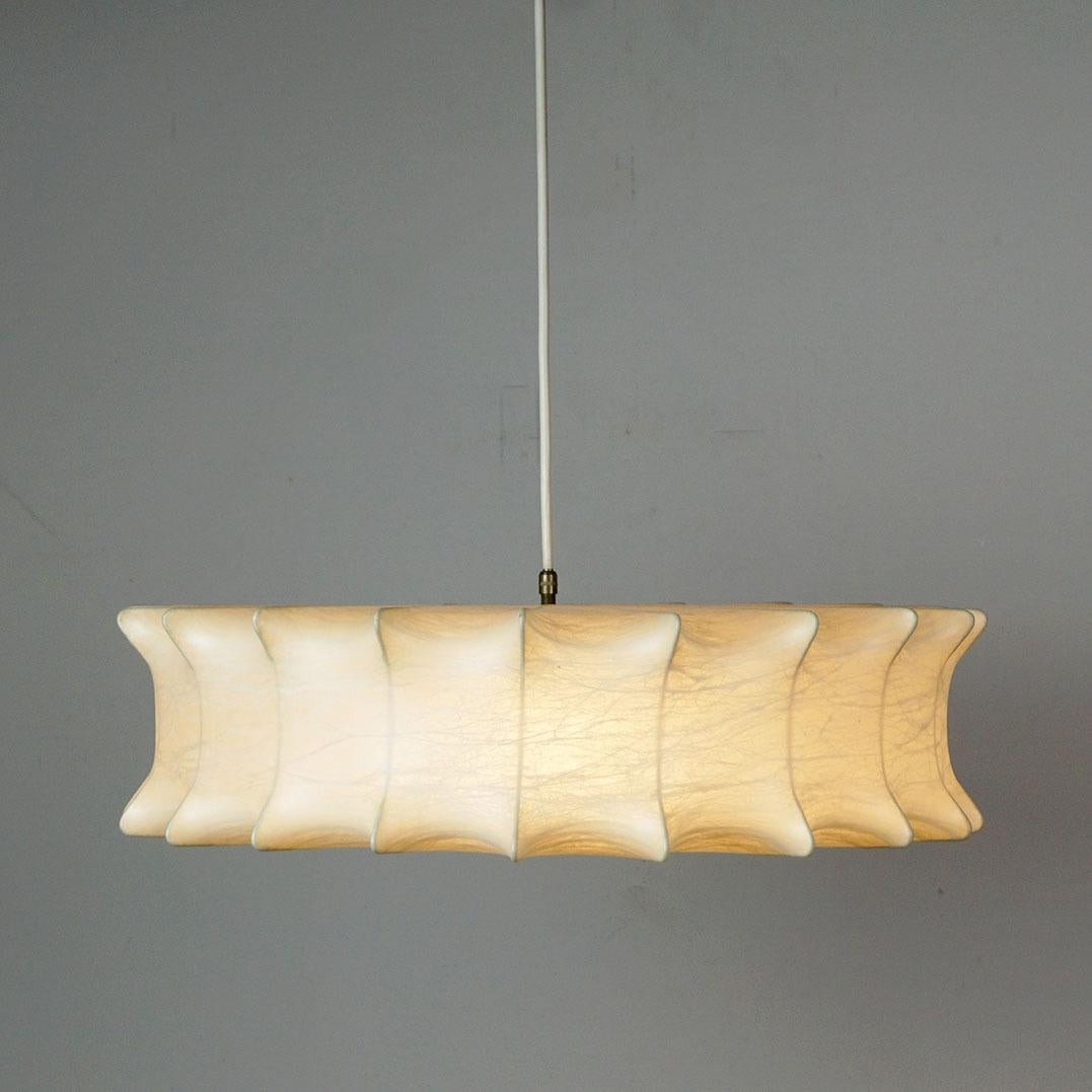 This large Mid Century Modern cocoon pendant lamp has been designed  and produced in Italy in the 60s and can be attributed to Achille and Pier Giacomo Castiglioni for Flos.
It features one E27 light socket, a powder coated internal steel structure