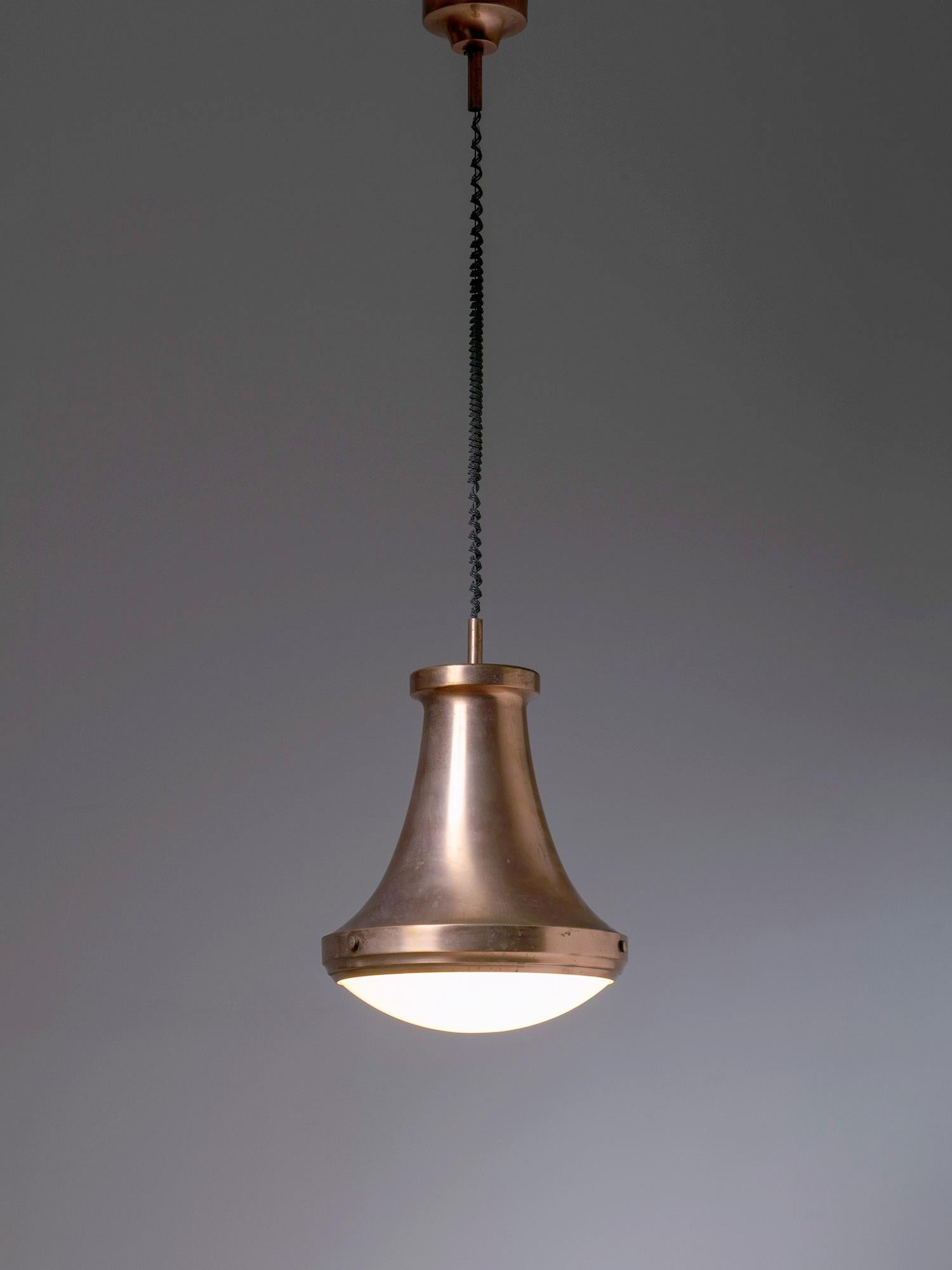 Italian 60s copper pendant lamp.
Large metal body and frosted glass shade.