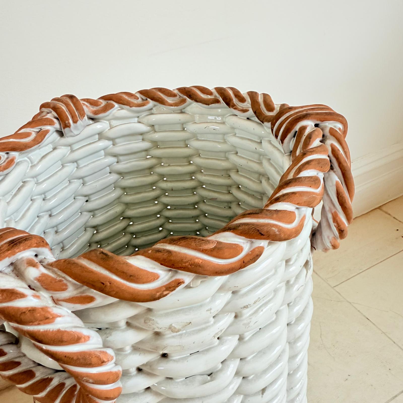 Mid-Century moderno Portaombrelli italiano in vimini finto anni '60 in terracotta in vendita