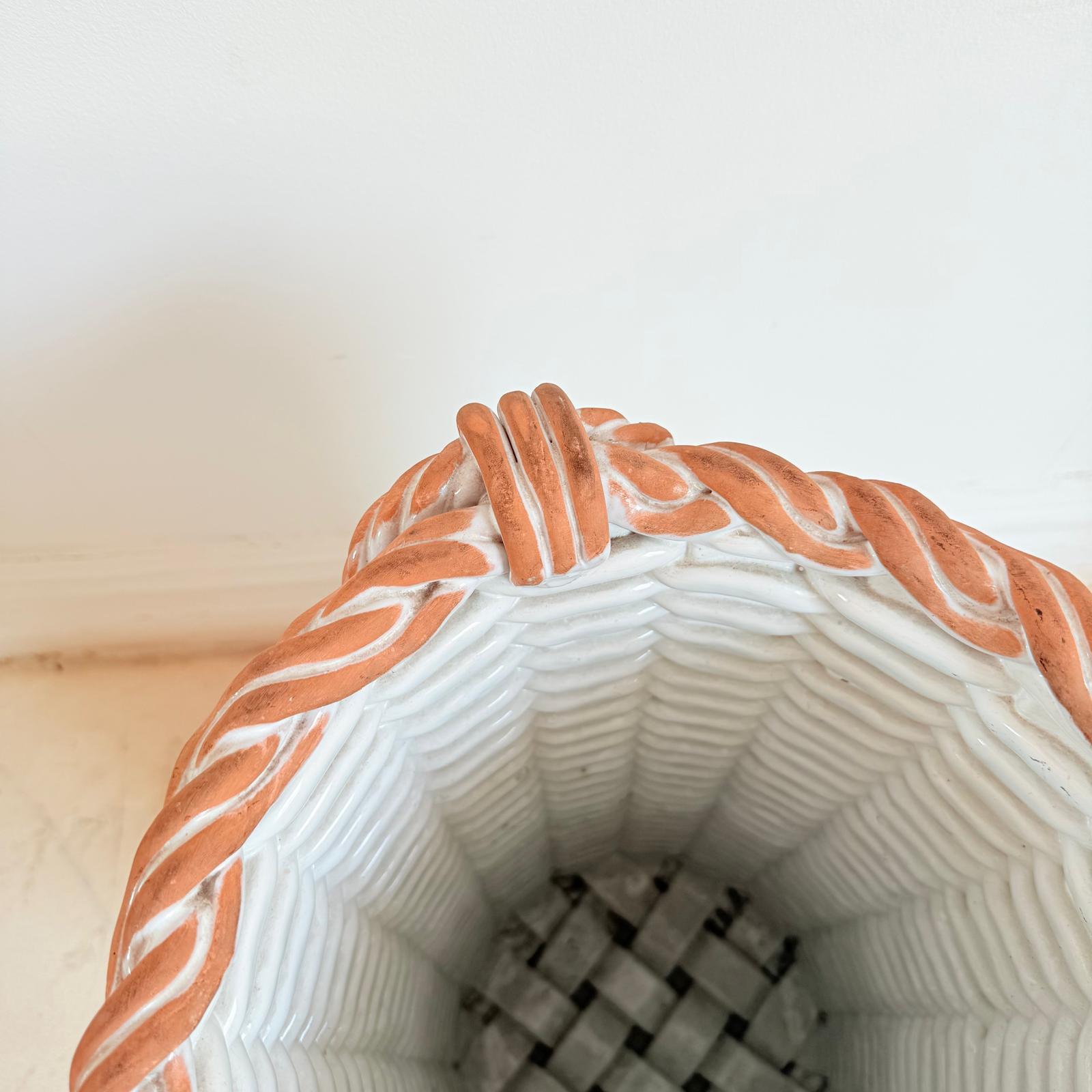 Portaombrelli italiano in vimini finto anni '60 in terracotta in vendita 1