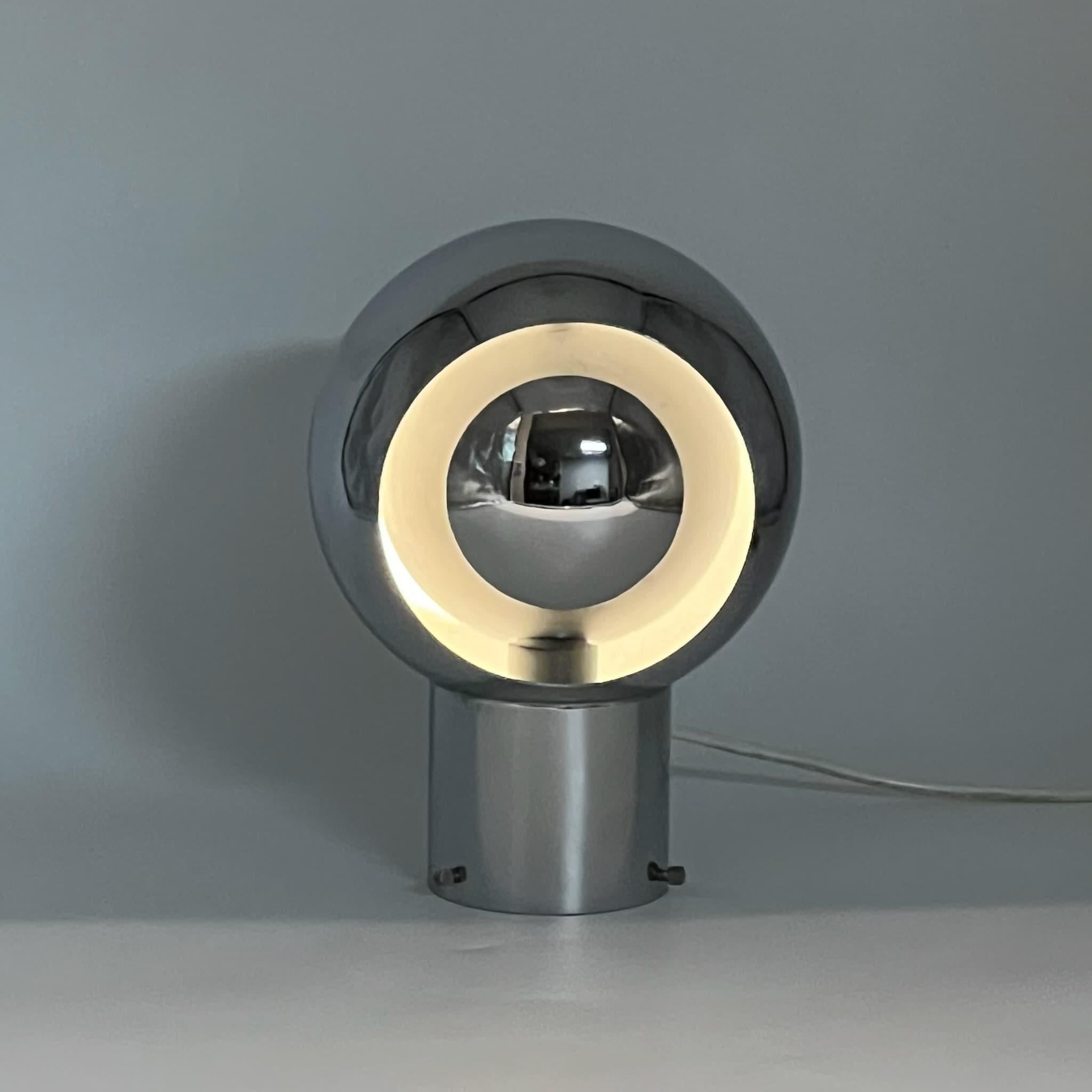Italian 60s Iconic Eyeball Lamp - Space Age Table Lamp Reggiani Eclipse Style In Good Condition For Sale In San Benedetto Del Tronto, IT