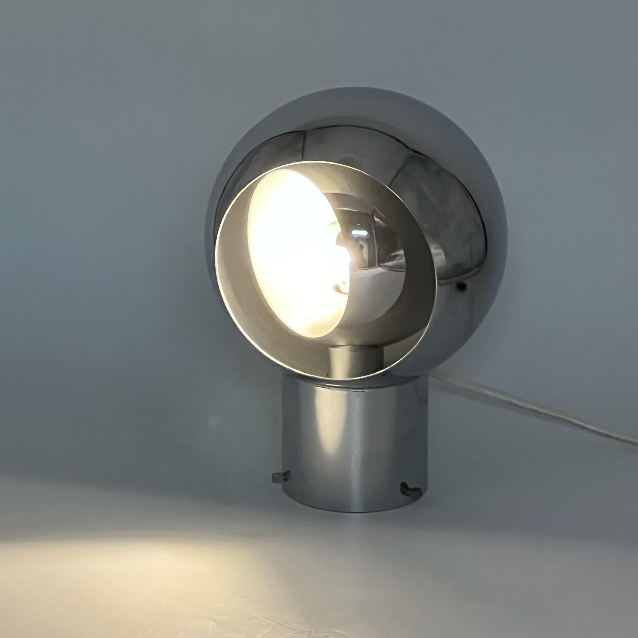 Italienische 60er Jahre Iconic Eyeball Lamp - Space Age Tischlampe Reggiani Eclipse Style (Metall) im Angebot