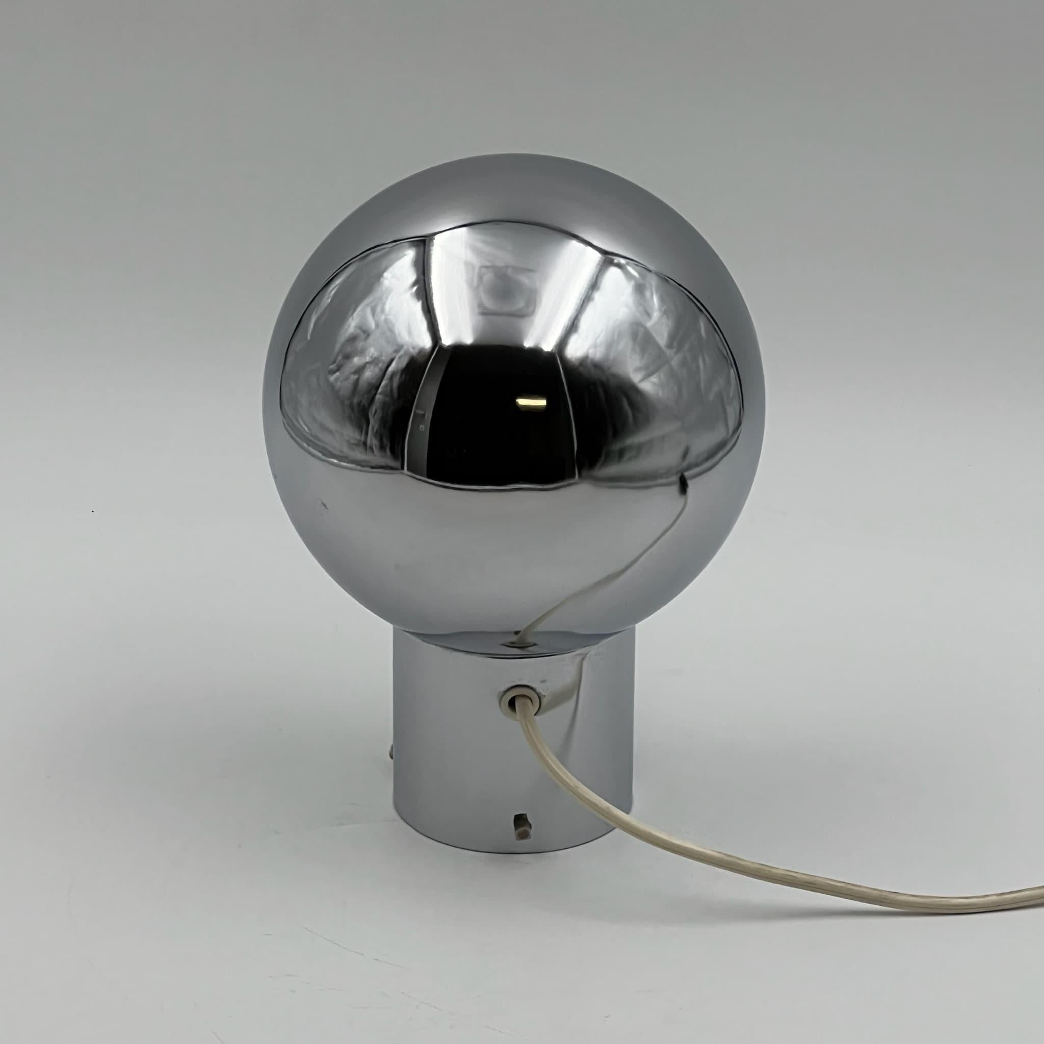 Italian 60s Iconic Eyeball Lamp - Space Age Table Lamp Reggiani Eclipse Style For Sale 2
