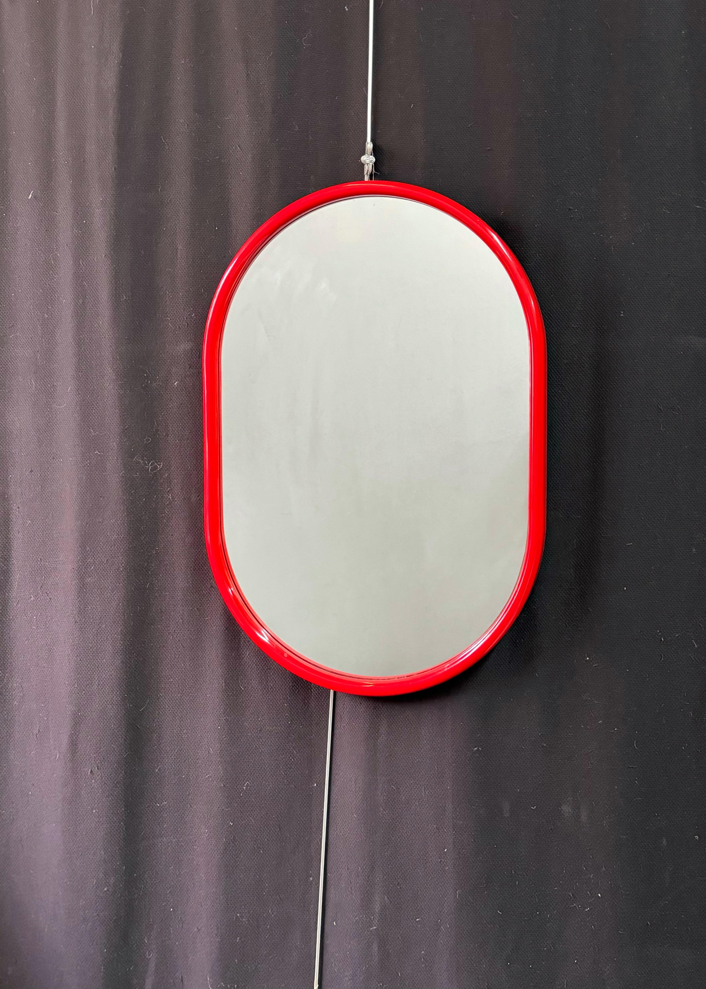 Mid-Century Modern Miroir italien 60's Mod Oval Rouge Acrylique en vente