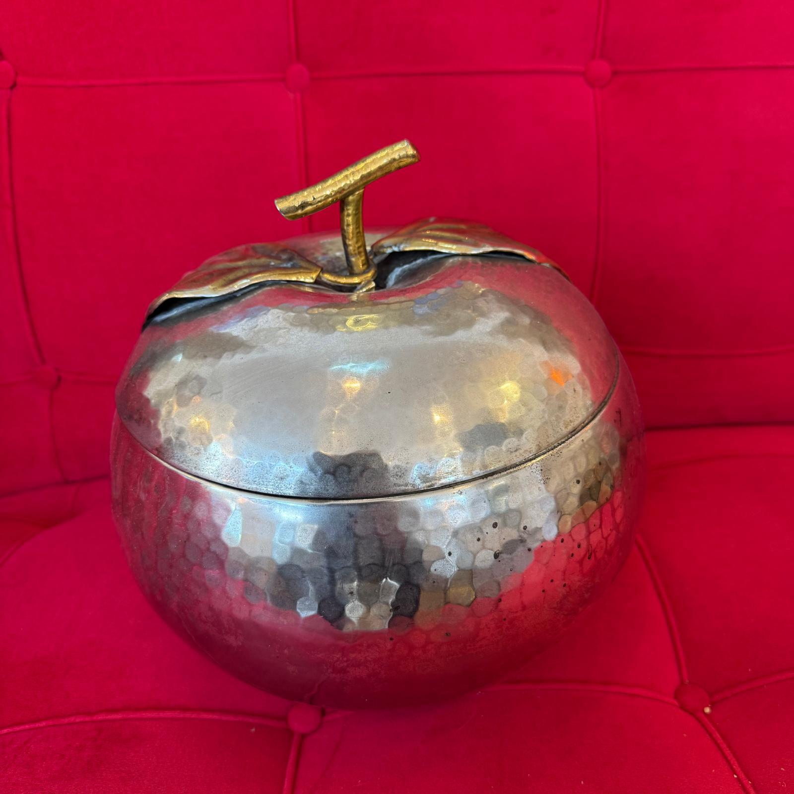 Mid-Century moderno Secchiello per il ghiaccio italiano degli anni '60 placcato in argento a forma di mela in vendita