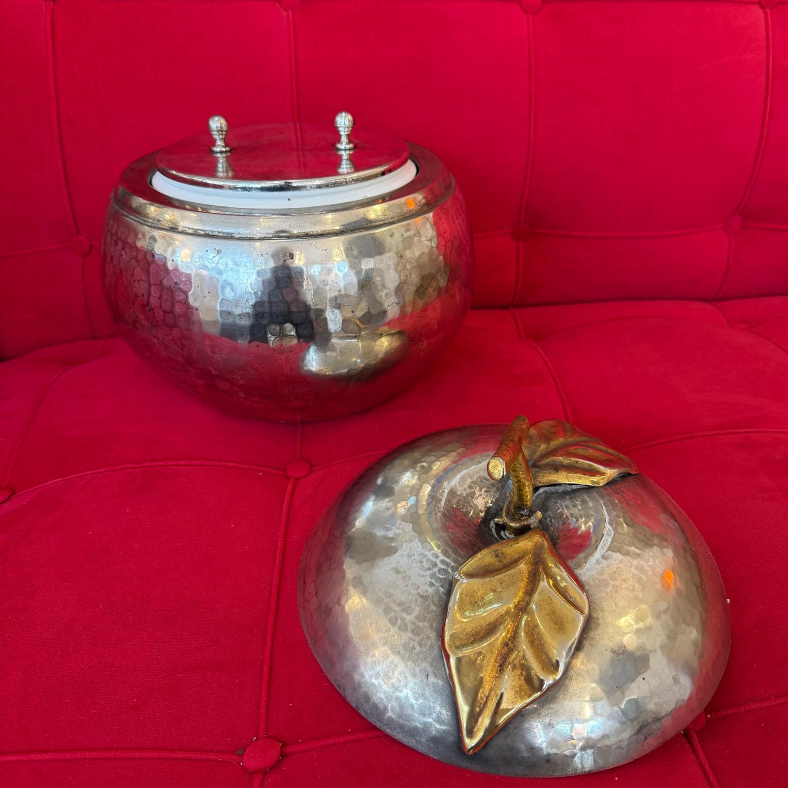 Martellato Secchiello per il ghiaccio italiano degli anni '60 placcato in argento a forma di mela in vendita