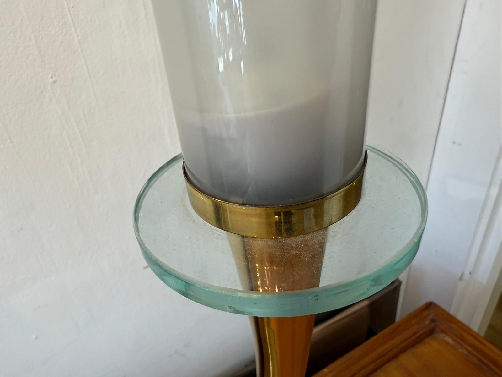 Lámpara de mesa italiana de los años 60 de vidrio y latón atribuida a Fontana Arte en venta 3