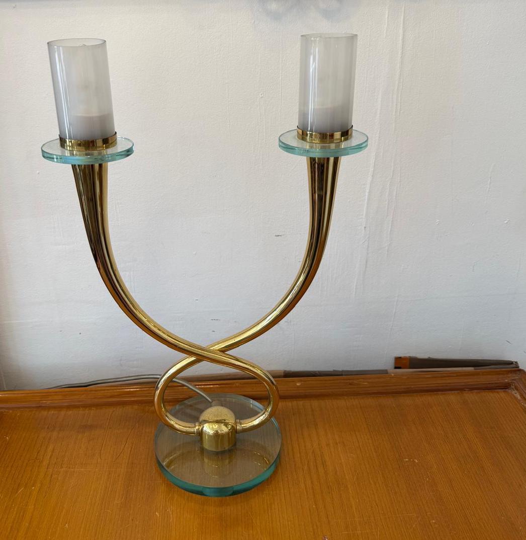 Lámpara de sobremesa italiana de los años 60, de latón pulido y base de cristal, con dos anillos de cristal en cada luminaria de la parte superior y dos pantallas de tubo de cristal esmerilado extraíbles. Atribuido a Fontana Arte 