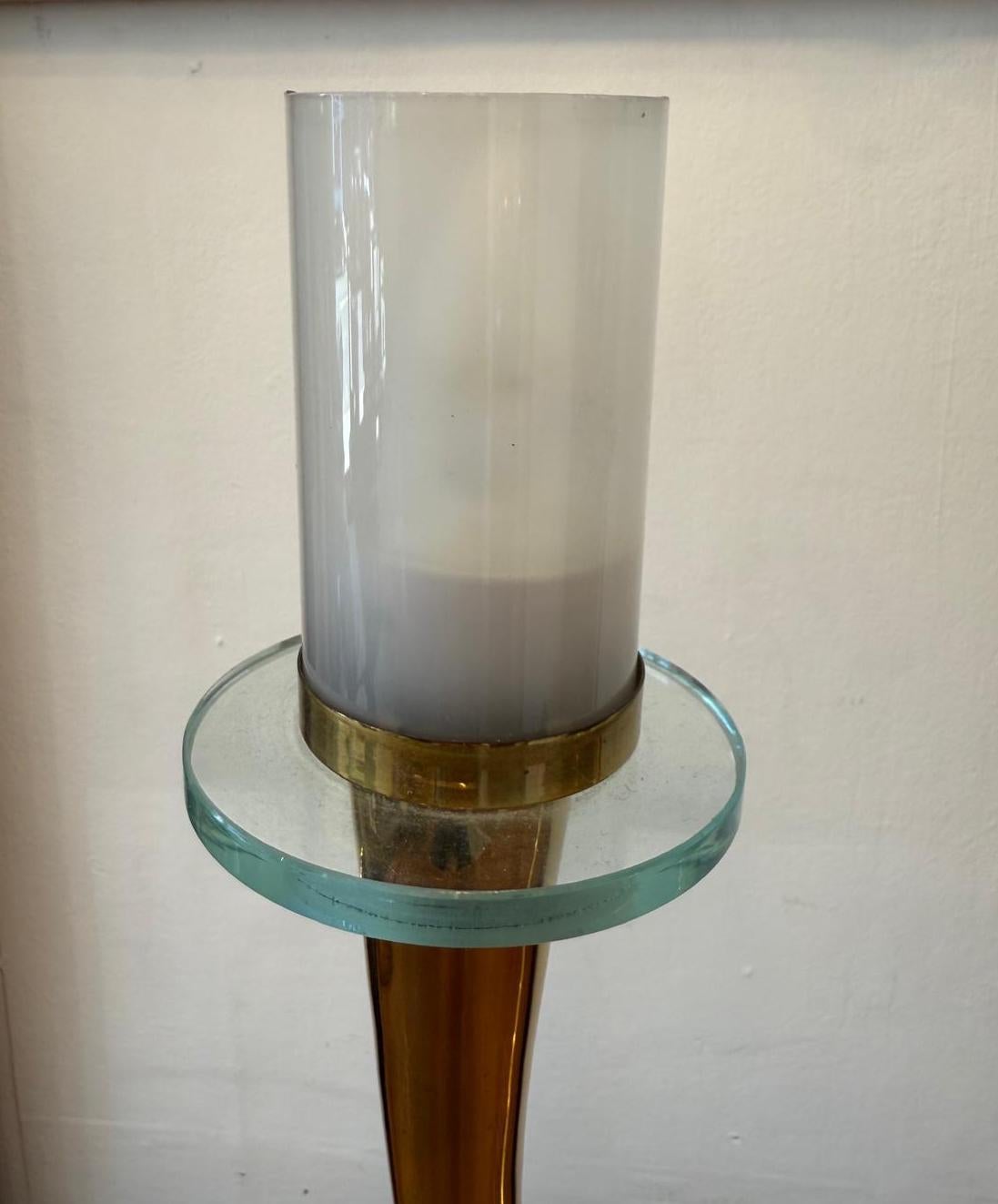 Lámpara de mesa italiana de los años 60 de vidrio y latón atribuida a Fontana Arte Italiano en venta