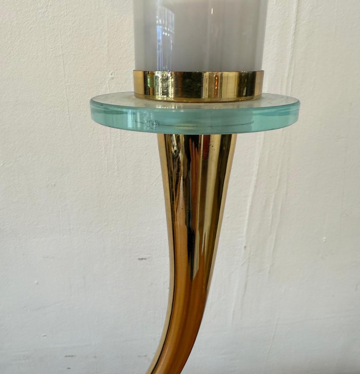 Lámpara de mesa italiana de los años 60 de vidrio y latón atribuida a Fontana Arte mediados del siglo XX en venta