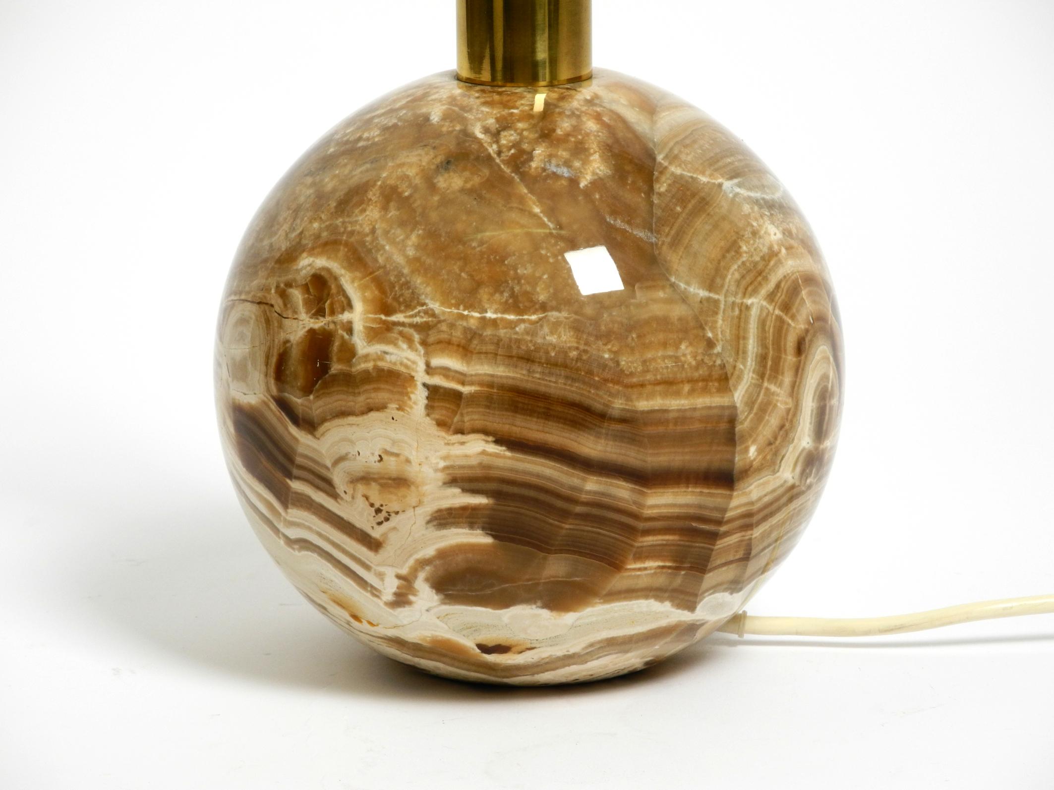 Italian 60s table lamp made of heavy marble and with a large silk lampshade For Sale 4